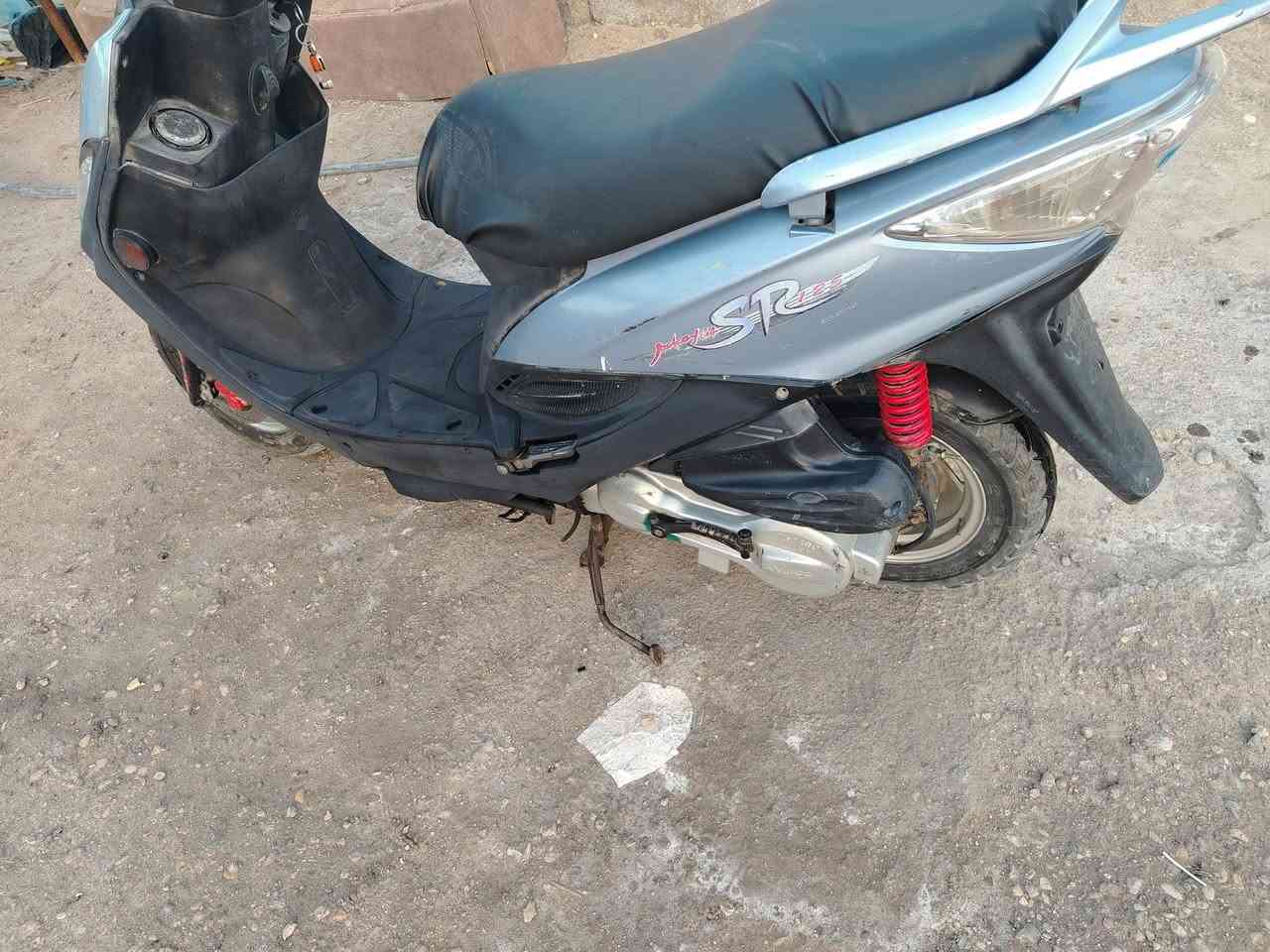 اسلام عليكم
البيع دراجه جي فور مفتوحه بستم والفات 
الدراجه مكينه ناعمه شلعه قوي وخرسه 
كل نقص مابيه 
كلشي بيه شغل 
سلف هندر 
كهرباء كله شغله 
عدادات شغاله 
ديرات جدد 
دراجه جهازه الف ماذب عليه مال جناي 
والنظافه بعد احله من الصور 
سعره ٤٠٠ وبيه مجال قليل 
ناصريه مركز ***********
