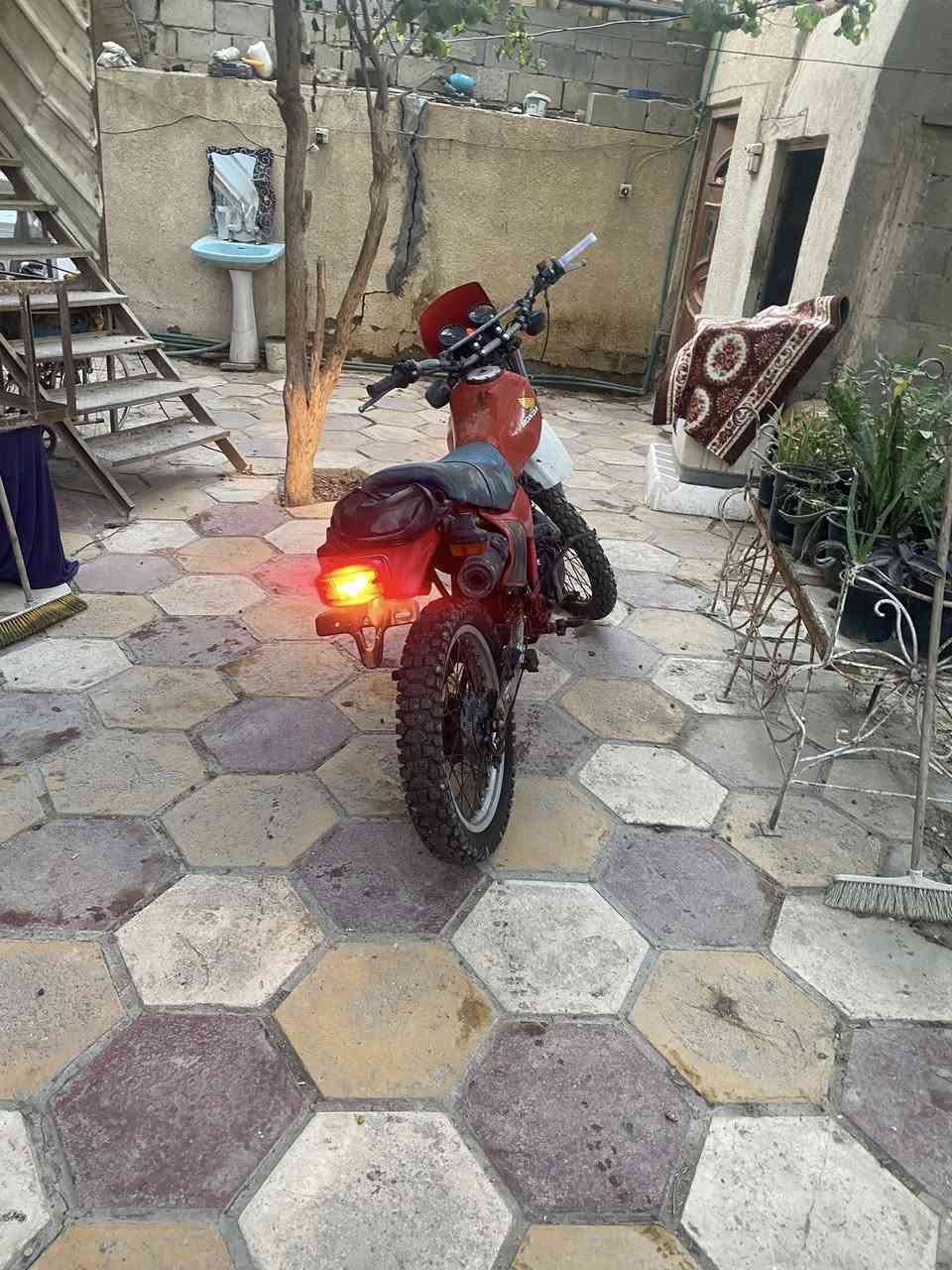 هونداي للبيع كانت متروكه اكثر من سنه ونص محجوزه واليوم طلعته شغاله نگره محتاجه ترتيبات بسيطه وتايراته يابسه للاستفسار 
***********
