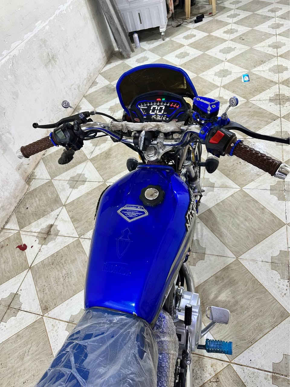 سڵاوی خوا لەماڵی هەموو لایەک هۆنزدا مەکینە 200گێڕ و مەکینە بە شەرت  مەکینەکەپس 2 سویچی بیلادی لەگەڵە مۆدێلی 2024 مەنەفێس ئەسڵی  ماڵەکە شتێکی جوان و پاکە هەموو کارەبایەت و گیانی بەشەرت نرخی 660 هەزار ماعمالە گەر مووشتەری نیت سەرمان مەئێشێنە 
شوێنم سلێمانی 
*********** السليمانية, العراق
