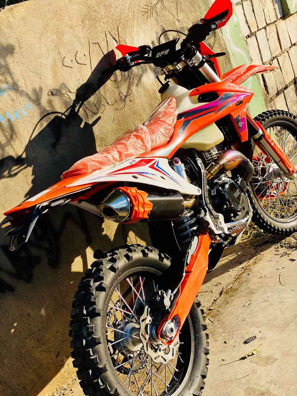 سلاوی خوای گەورەتان لێوێ  ئەم ماتۆڕە بۆفرۆشتن  KTM.250.2025)هیچ نوقسانیە کی نیە هەموگیانی بەشەرت زۆر کەم ڕێی کردە هەڵگیراوە بەس لەسەر جادە ڕێی کردە.

0771 157 52 78  
(شوێن کەلار)
