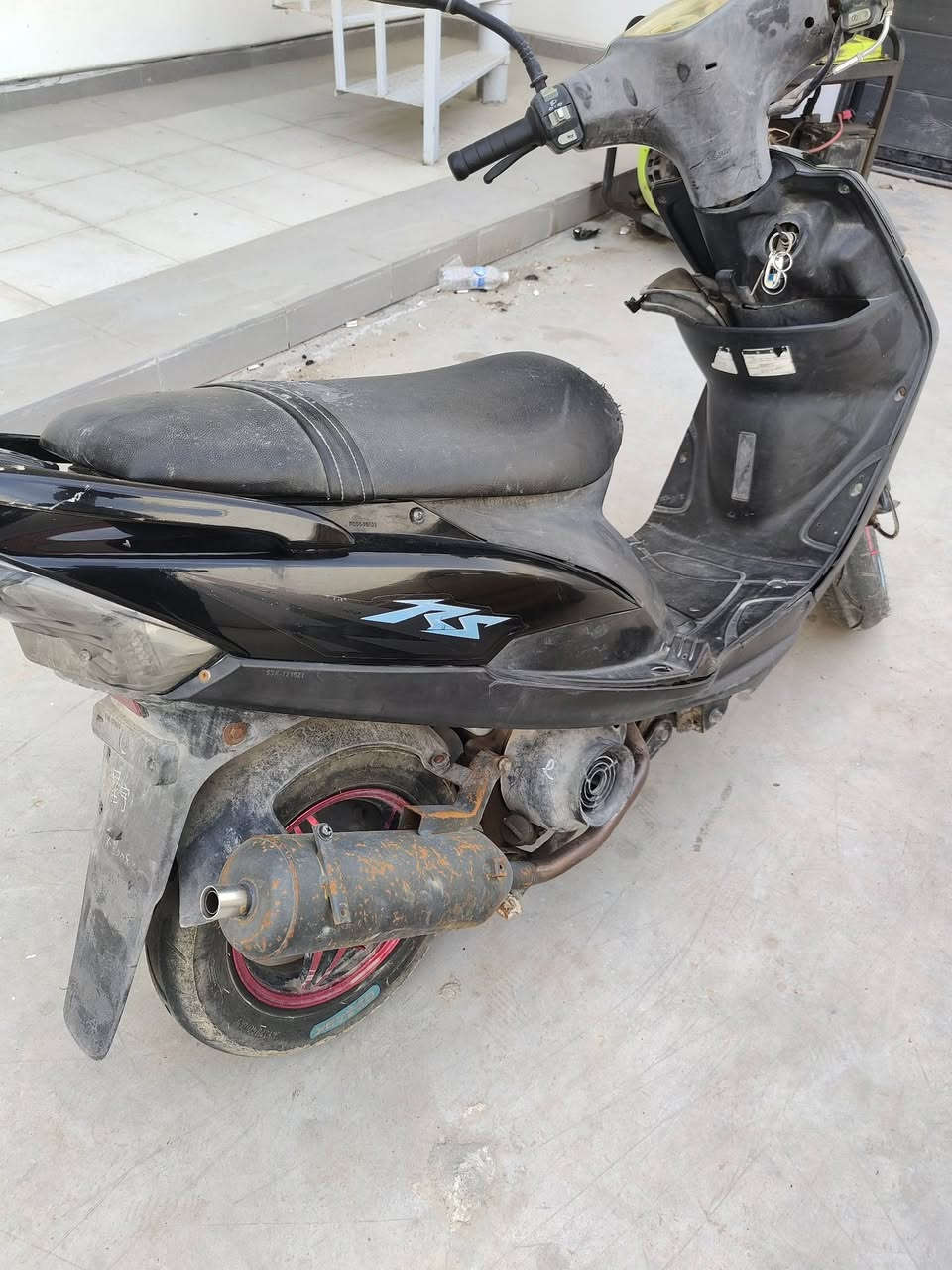 السلام عليكم
دراجه ماكس عدله 
مكينه بلاديه ما مفتوحه
كفرات شركه موجوده و مختمه ختم واحد
اول هندر تشتغل
بيها نقص 
1- باتري
2- ستاند
سعرها ب 900 
مكان الدراجه جرف النداف قرب محطه السلام 
الرقم *********** موجود رصيد و واتساب
