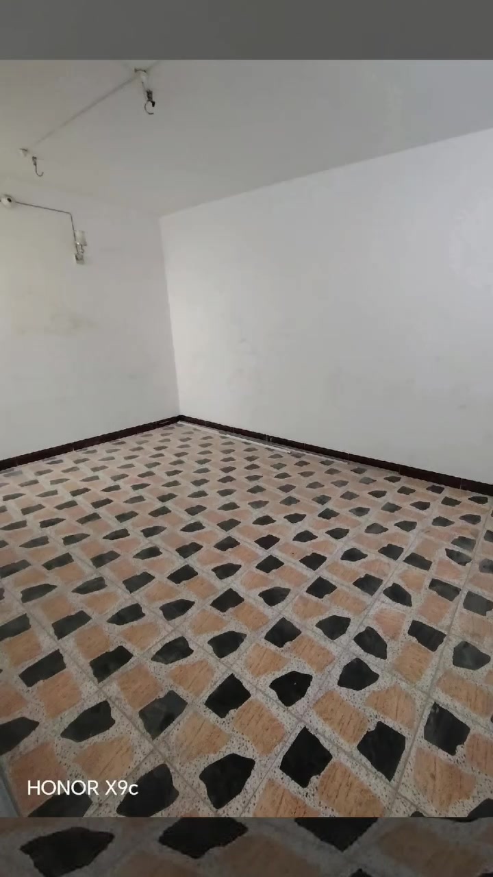 بيت ٢٠٠متر قطاع ٧٣على ساحة طابقين ٤غرف نوم وصالة واستقبال ومطبخ  البيت نظيف جدا وفارغ السعر ٢١٥مليون او مراوس بعقار اخر للاستفسار مكتب سيد هاشم الذبحاوي النجف الاشرف الكوفة حي ميسان ركن شارع البوريات ***********واتساب نستقبل جميع العروض عرصات بيوت مشتملات راسلونا مع الصور على الواتساب اعلاه
