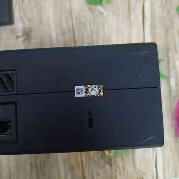 السلام عليكم إكس بوكس وان للبيع يده واحده الاصليه الجهاز لوك ستيكر ما مفتوح باله أوربي وبي العاب فيفا25 وجي تي اي السعر 115 الف مكاني كربلاء راسلني خاص او *********** واتساب
