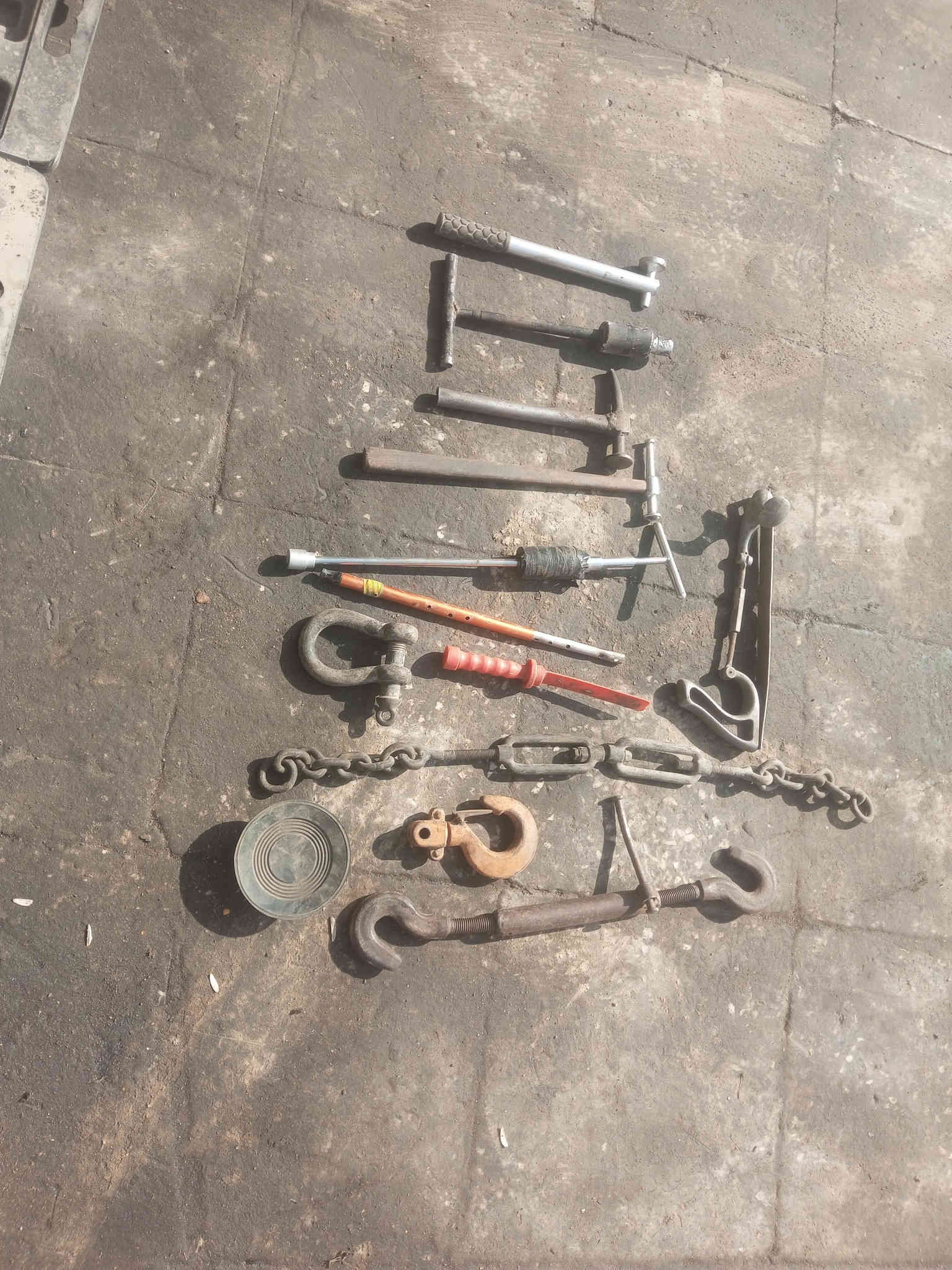 السلام عليكم
غراض سمكره للبيع 
عده كامله كبل فتح محل 
عنواني بغداد حي البتول 
هاتف ***********
