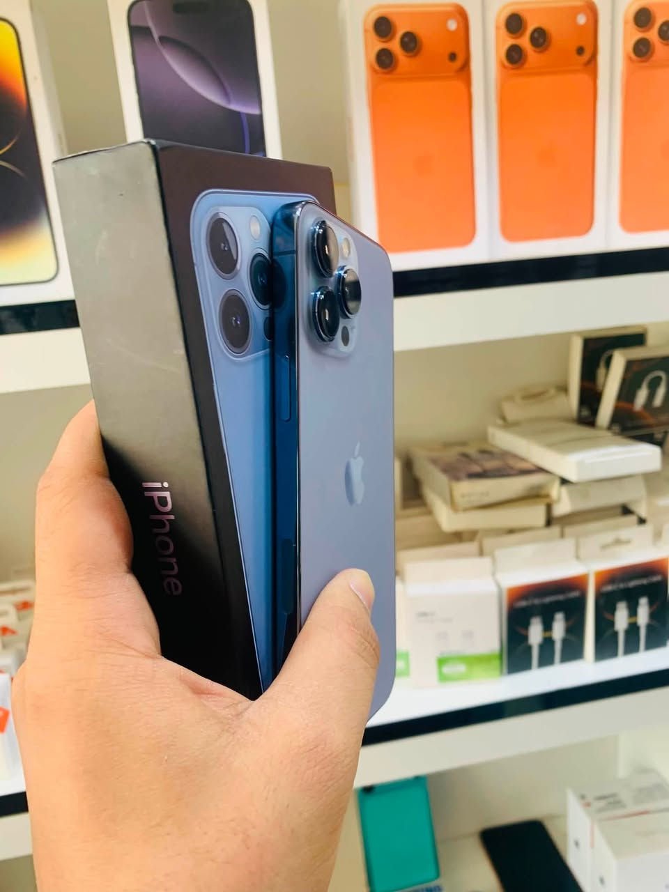 السلام عليكم للبيع
iphone13 pro max 
ذاكره 256
بطاريه 80%
نموذج M 
نضافه 90%لون بحري 
الجهاز مكفول كفاله عامه كلشي ممبدل بيه وكله شغال مابيه اي خلل ضمان يوم كامل السعر قفل ٦٢٠ الف مكاني بغداد مدينه الصدر رقمي ***********
