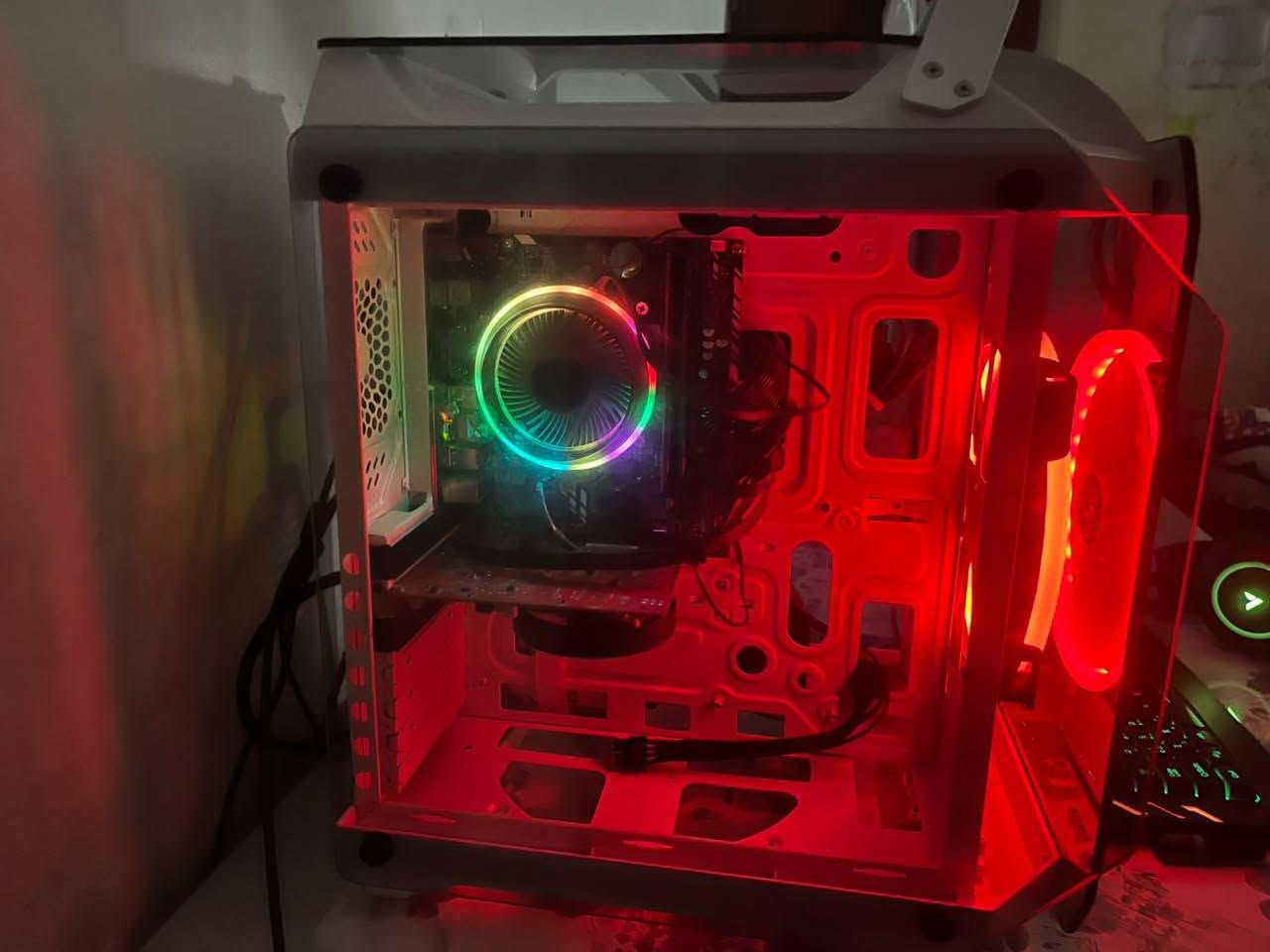 السلام عليكم ps مرتبه وكيس نضيف مثل البصوره 
الكيس كامل ويا كيبورت وموس واير 
السعر 350 وبيه مجال 
كوراي 7 الجيل الثالث
هارد 120ssd + 320hdd
كرت شاشة 4G / 1050ti
رام 16
بورسبلاي 550 واط
مكاني بغداد  الرقم ***********
