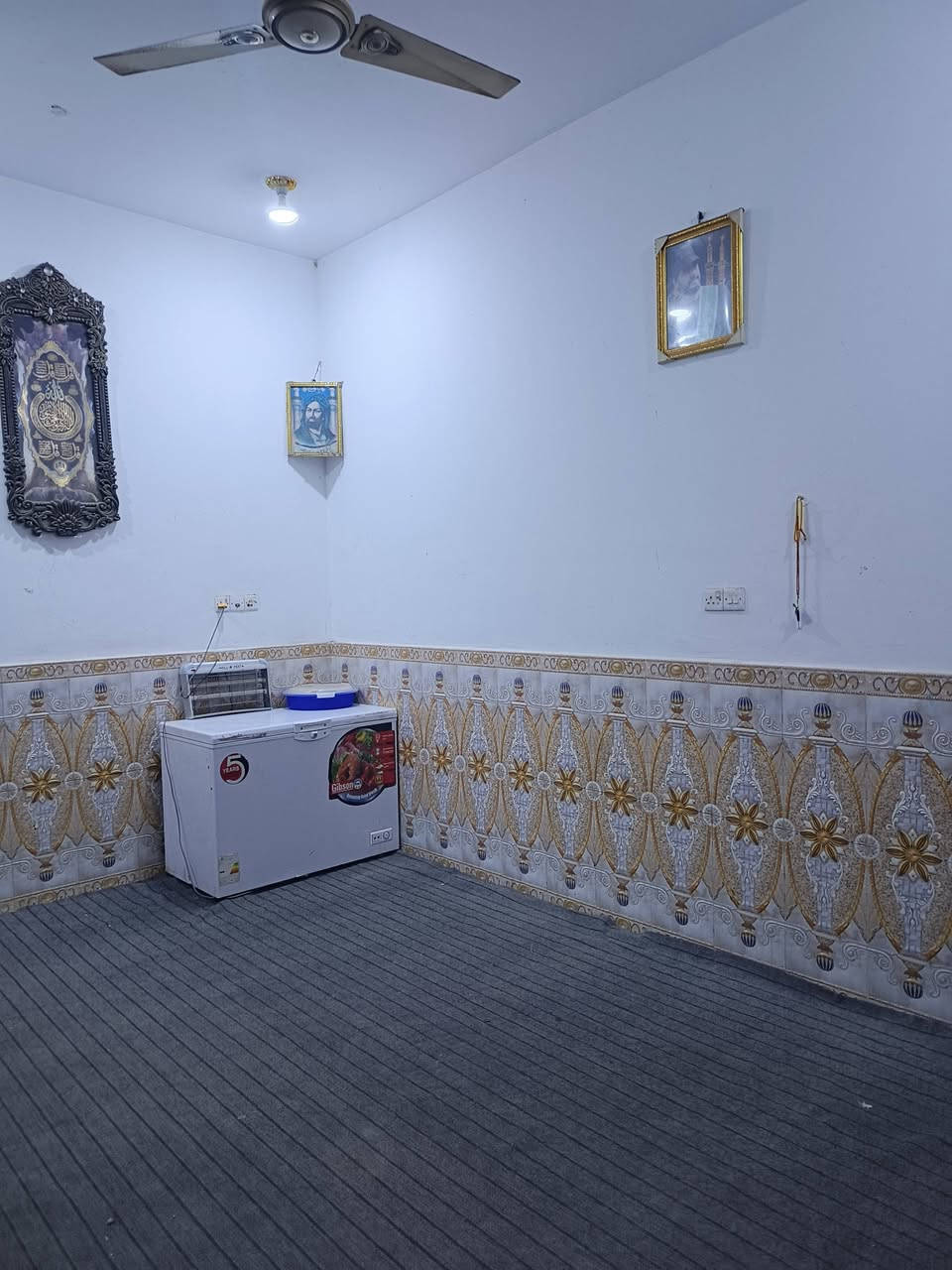 بيت للبيع طابق ونص حي بغداد خلف علوة حمدان قريب على شارع 60 يتكون البيت 4 غرف ومطبخ وصالة واستقبال ومناور عدد 2 حمام داخلي وخارجي السعر المطلوب 165 وبيه مجال ***********
