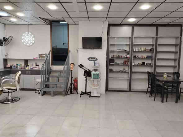 صالون للبيع كامل شغله خير من الله سبب البيع السفر والانتقال
