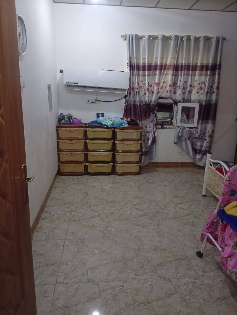 دار للبيع مجمع جنة تكريت طابق واحد سند كامل يحتوي على غرفتين نوم وصالة داخلية وغرفه استقبال ومطبخ المساحة ٢٠٠ متر للاستفسار الاتصال على ***********

