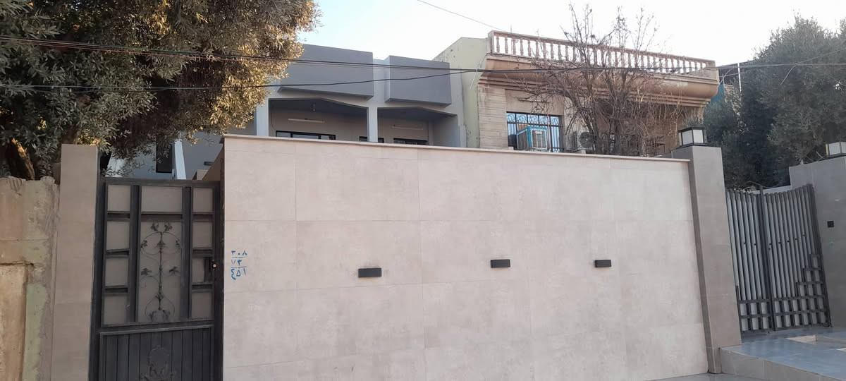 شقة كبيرة للايجار بحي النور للتواصل *********** ابو مصطفى
