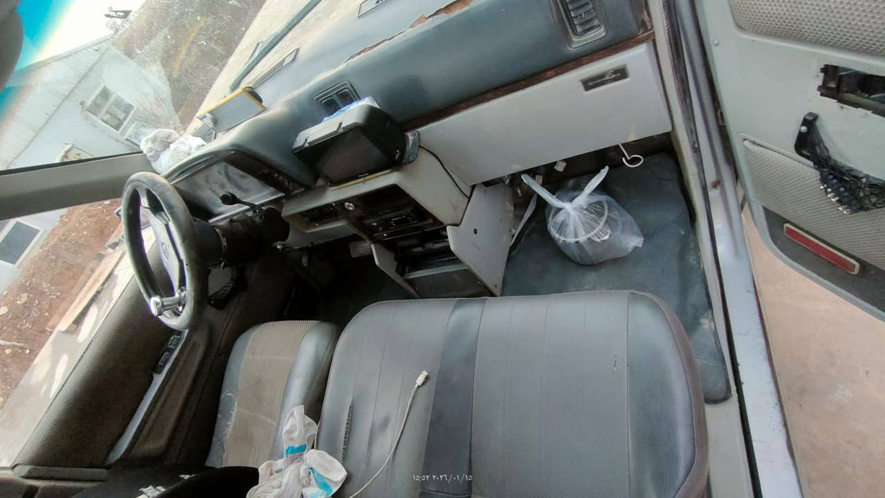 سلام عليكم سيارة كلايزر للبيع موديل 1990 سيارة محور محرك وكير كامري طبلات مال 1995 مصبوغة جمالية فقط  بيها كابون بانزين شرط تحويل طخم توراير جديد باتري جديد 37 وبيها مجال *********** غير متواجد عل فيس بوك
