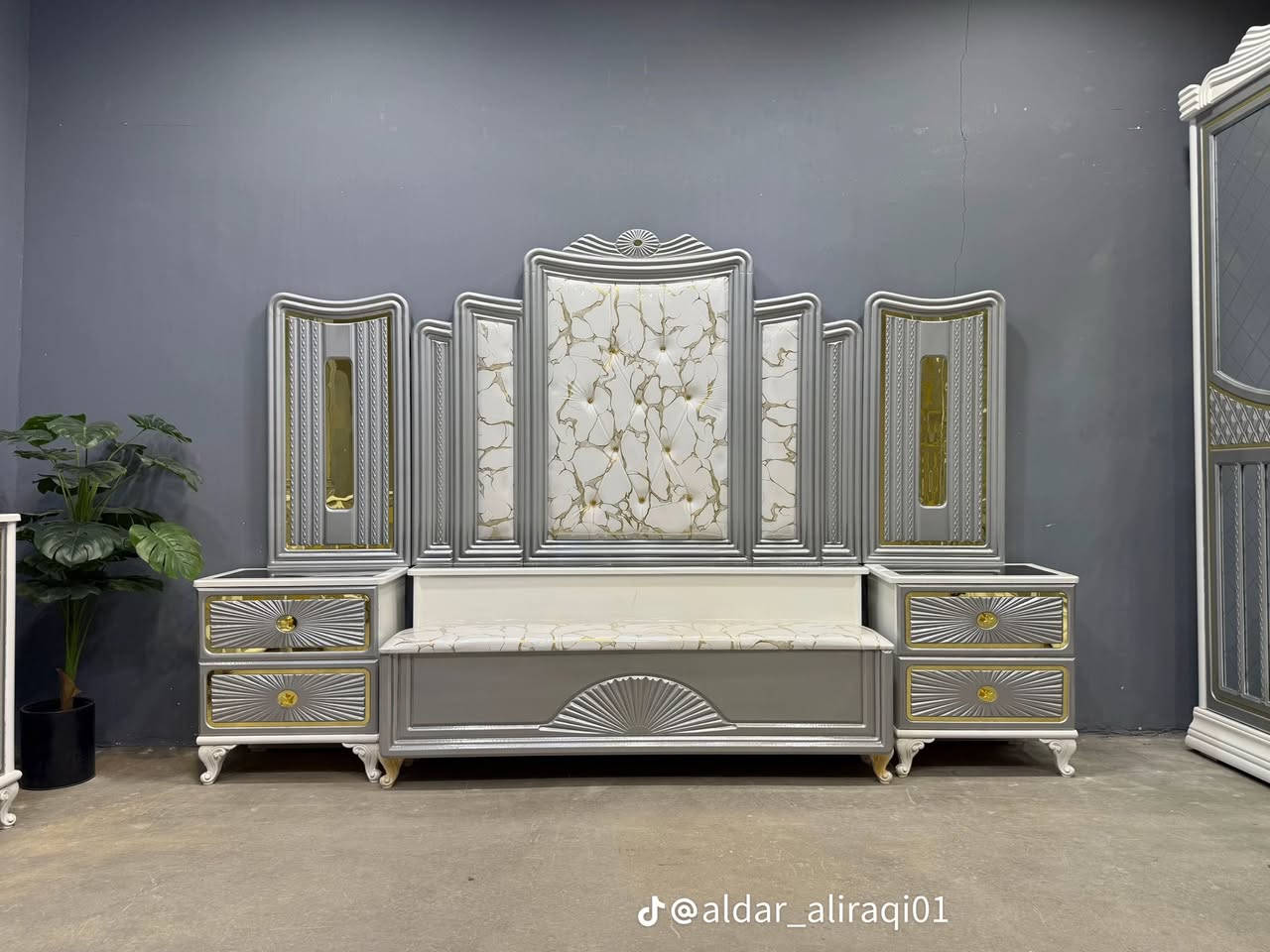 السلام عليكم غرف البيع تفصال جديد يم ابو فلاح النجار مقابيل المستشفي الباب بلباب شغل عراقي تصميم تركي حسب المديل تريده اي لون يعجبك نشتغله إلك (***********)
