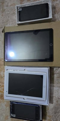 ٢ ايبادات • ٢ موبيلات • توصيل