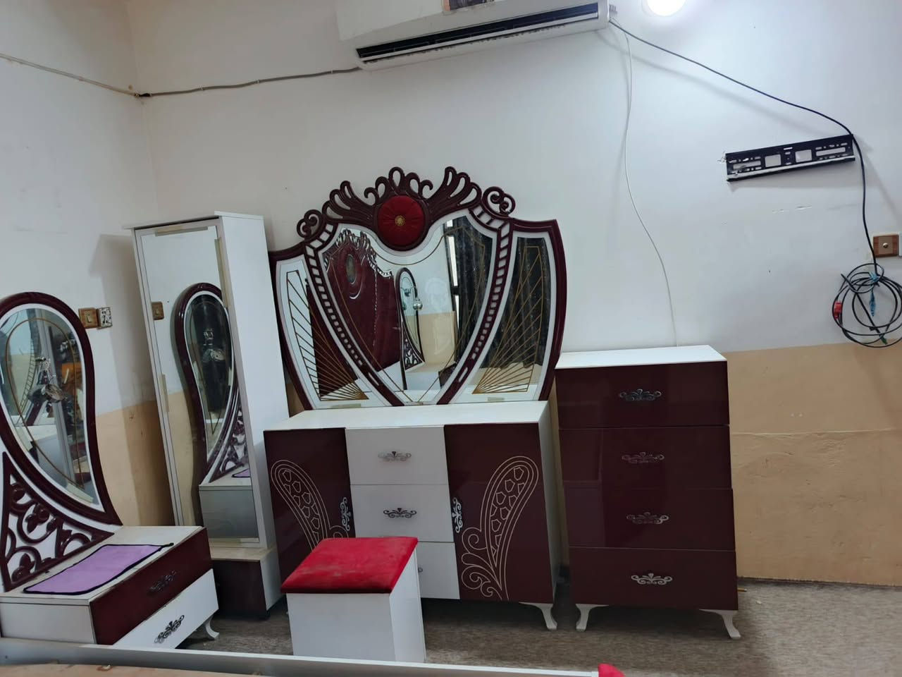 سلام عليكم لبيع غرفه نوم نضيفه كلش مكاني نجف سعر ٤٠٠وبيه مجال رقمي ***********
