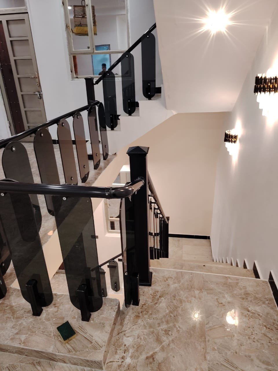 دار سكن للبيع 

العنوان / حي آور شارع السبيس 

المساحه / 100 م امامي 

تفاصيل البناء/ طابقين مسلح حديث 

ط١/ صاله استقبال غرفه مطبخ صحيات 

ط٢/ صاله ٣ غرف نوم صحيات 

للمزيد من التفاصيل يمكنكم التواصل معنا على الرقم التالي 

***********

***********
