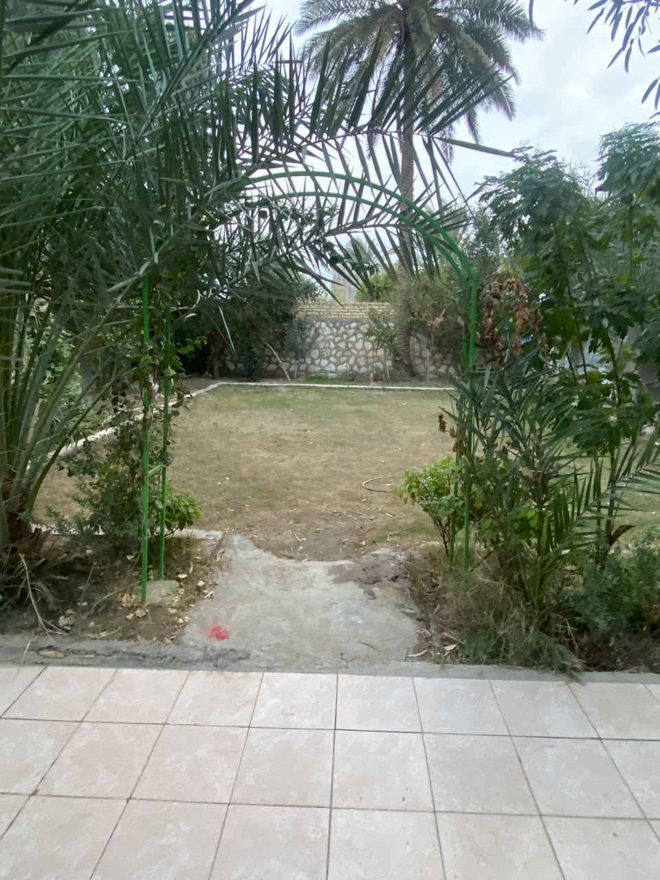 السلام عليكم
دار للبيع 
المساحه 520
الواجهة 20متر والنزال25متر
بناء طابوق السقف صب 
بناء حديث 
طابو زراعي سند25 تحويل مباشر 
العنوان /محلة البو عاشور شارع مطعم تاج محل 
الدار ركن على التبليط مباشر 
عرض الشارع الفرعي 7متر 
 
التفاصيل أكثر ***********
