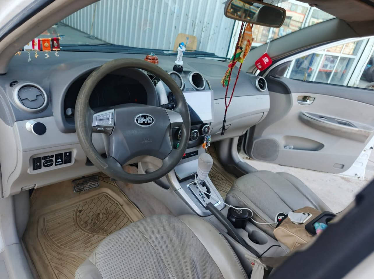 Byd 2014 g3 
فوا مواصفات فتحه و بصمه 
مصبوغه جماليه فقط
رقم و سنويه وهزه  جديد ديالى 
شاشه قياس 10 
 تبريد جديد فول 
صدر جديد امامي +خلفي  
راديتر دبل خط جديد 
 فلاوين كير جديد 
سبايدر خلفلي 
 ادامه كامله بلكات  جديد نوزلات
 مجاول جدد حاويه
 فلتر بانزين +فلتر تبريد 
 دهن محرك + فلتر  شوته كله جديد 
تخم تاير امامي جديد 
تخم قايش جديد 
ماشيه 77الف 
 57  وبي مجال 
***********
