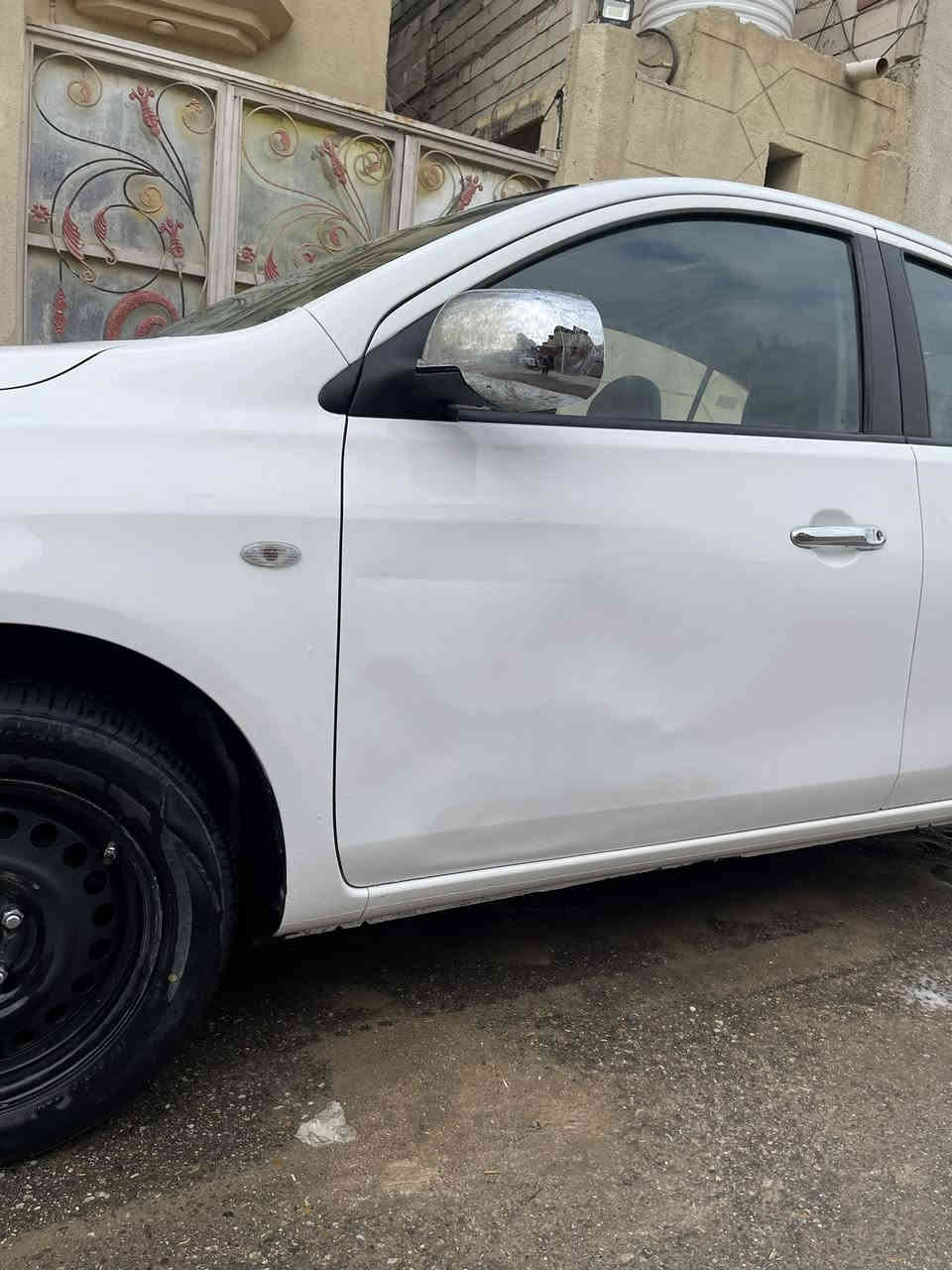 نيسان صني موديل 24  بيها بيبان ثنين مبدلات ومصبوغات يعني جدد مأخذهم  وبيها بارد يم قبق بانزين صبعين وبيها بارد باب سايق  وطخه صغيره ماشيه 50الف موجود فحص مالها لون ابيض رقم اربيل سنويه 29 سعرها 117 وبيها مجال لشراي  حداده تخم تايرات   رقم *********** البصره الزبير
