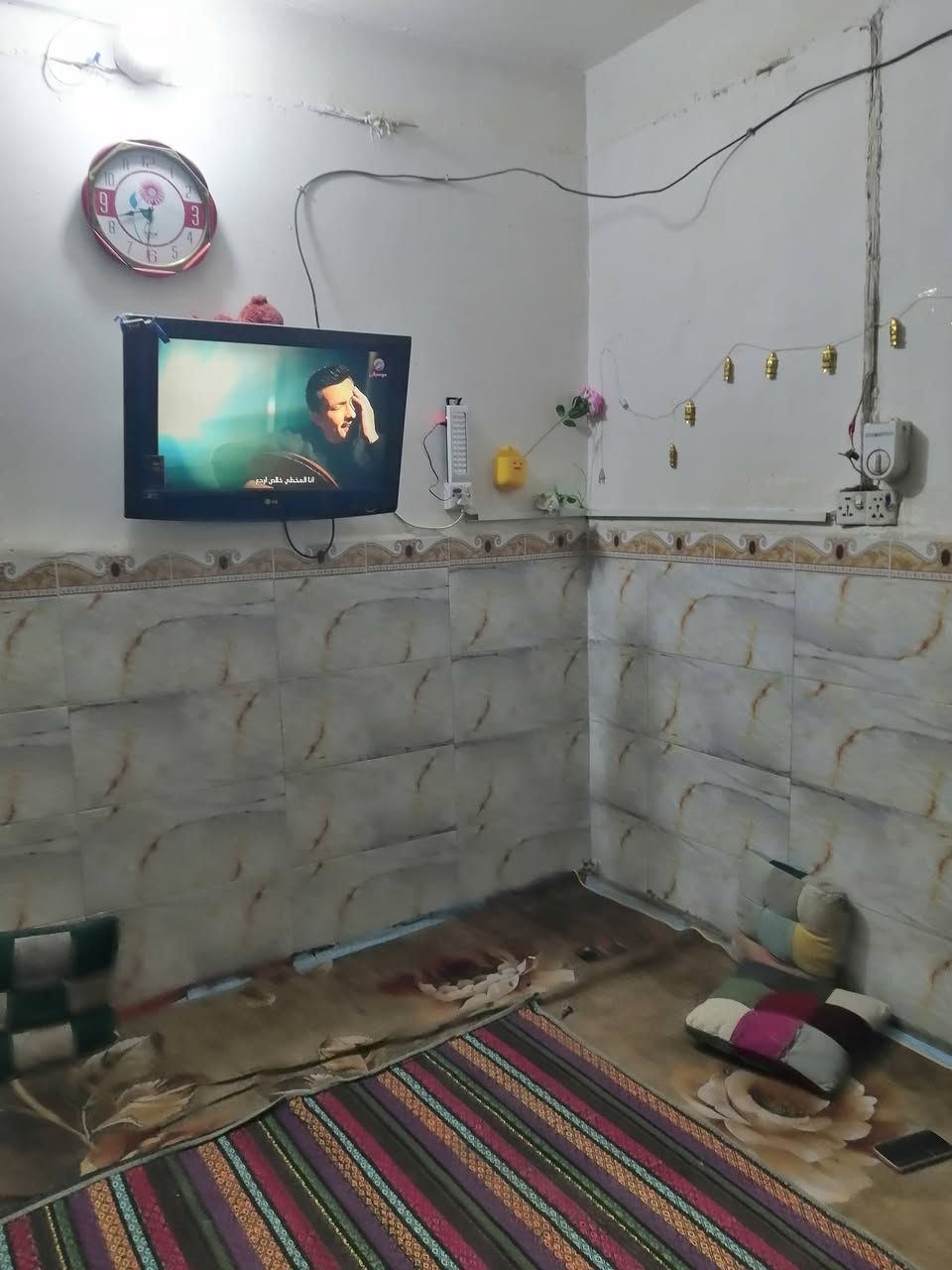البيت البيع 200متر حي المعلمين قرب مصلخ القديم يتكون من 5غرف نوم وصحيات وستقبال وصاله كافت خدمات موجوده ثلاثه غرف فوك وغرفتين جوه ***********
