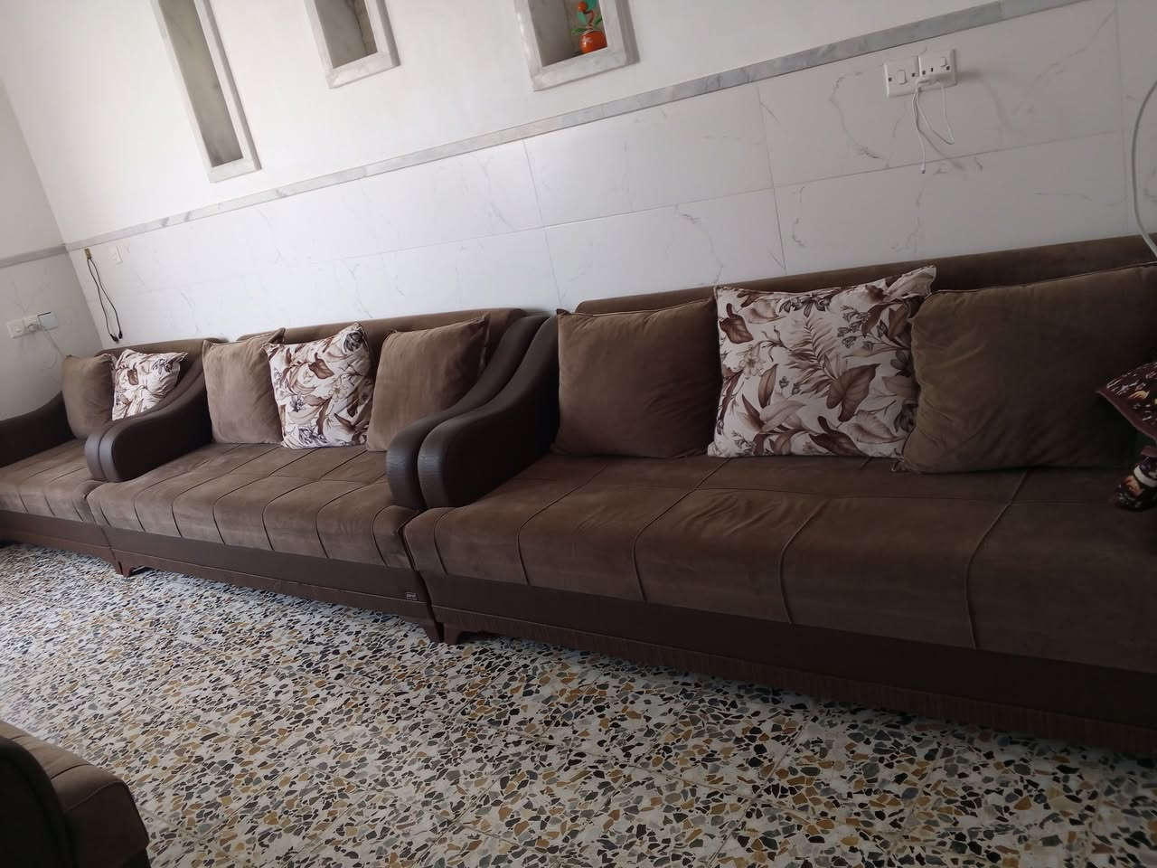 للبيع سيت قنفات مستعمل بحالة الوكالة* 

*التفاصيل:*
- *العدد*: سيت كامل 3 مقاعد + 2 مقاعد + 2 مقاعد
- *اللون*: بني قهوي غامق 
- *القماش*: جوخ راقي ومتين سهل التنظيف
- *السفنج*: ضغط عالي تركي، قوي ومتماسك 100% ما بيه هبوط
- *الحالة*: شاريها البارحة مستعملة، نظيفة كلش ومحافظ عليها مابيها اي دمج
- *السبب للبيع*: اللون ما رهم على اثاث البيت

*السعر: 500 دينار قابل للتفاوظ
*المكان: الموصل - [سماح التسعين]*
*ملاحظة: الصور والفيديو على الطبيعة

للاستفسار والاتصال: [***********]  
او مراسلة واتساب
