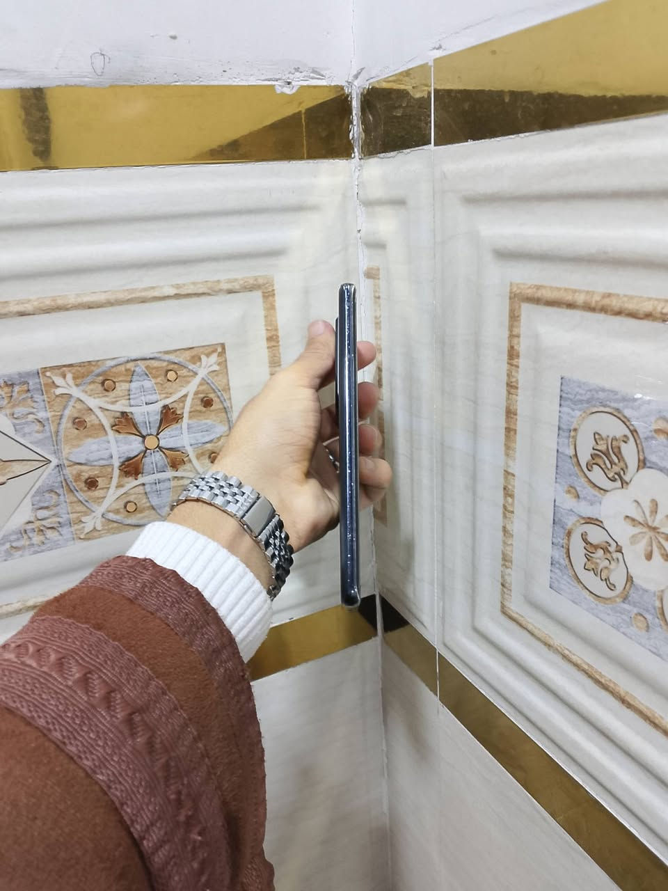 S 21. للبيع الترا 
_ ذاكرة 256
_ رام 12 
_ البطارية 5000
_ مع الكارتون + الكفرات 2 
_ السعر 350 وبي مجال للطيبين
_ مكاني الموصل الايسر
_ غير متواجد ع الفيس 
_ *********** _ ( متوفر واتساب)
