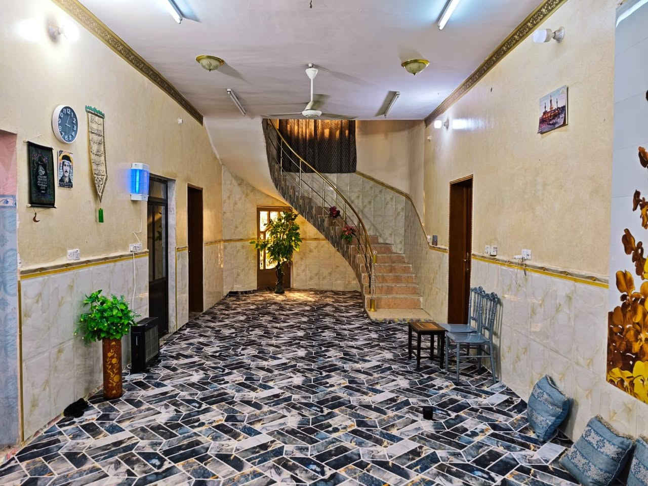 بيت للبيع حي الأعلام الزراعي خلف شركة الصقر السيراميك الشارع المرغوب بداية مدخل منطقه
شارع توه خلصو من خدماته الجهد الهندسي كامل خدمات ماي ومجاري وكهرباء مقرنص وبورد مولده باب بيت 
مساحه 300 متر طابو سند 25 مداور اسهام
بناء طابوك درجه اولى كونكريت مسلح
يحتوي على ٣ غرف
وصاله جبيره
وبراني
وحمامات عدد ٢ داخلي وخارجي
ومطبخ
وطارمه وطارمه خلفيه ايضآ

البيت يبياع البيت حسب رغبت المشتري بالاثاث او بدون الاثاث
السعر 160 مليون بدون اثاث ومع الاثاث يتم الاتفاق حسب الأشياء الي يرغب المشتري بشرائها مع البيت  والسعر قابل للتفاوض 
***********
