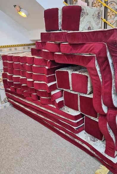 جلسة قماش درجة اولى وسفنج طبي  درجة أولى قياسها الكامل 12 متر الا 35 سم .. 6 قطع فرش
قطعتين قياس القطعة الوحدة مترين و30 سم 
قطعتين قياس القطعة الوحدة متر و70 سم 
قطعة وحدة قياس متر و75 سم
قطعة وحدة قياس متر و90 سم 
مع 7 تجوات و3 زواية السعر 375 الف للاستفسار على الأرقام التالية متوفر واتساب واتصال *********** .... اتصال فقط ***********
