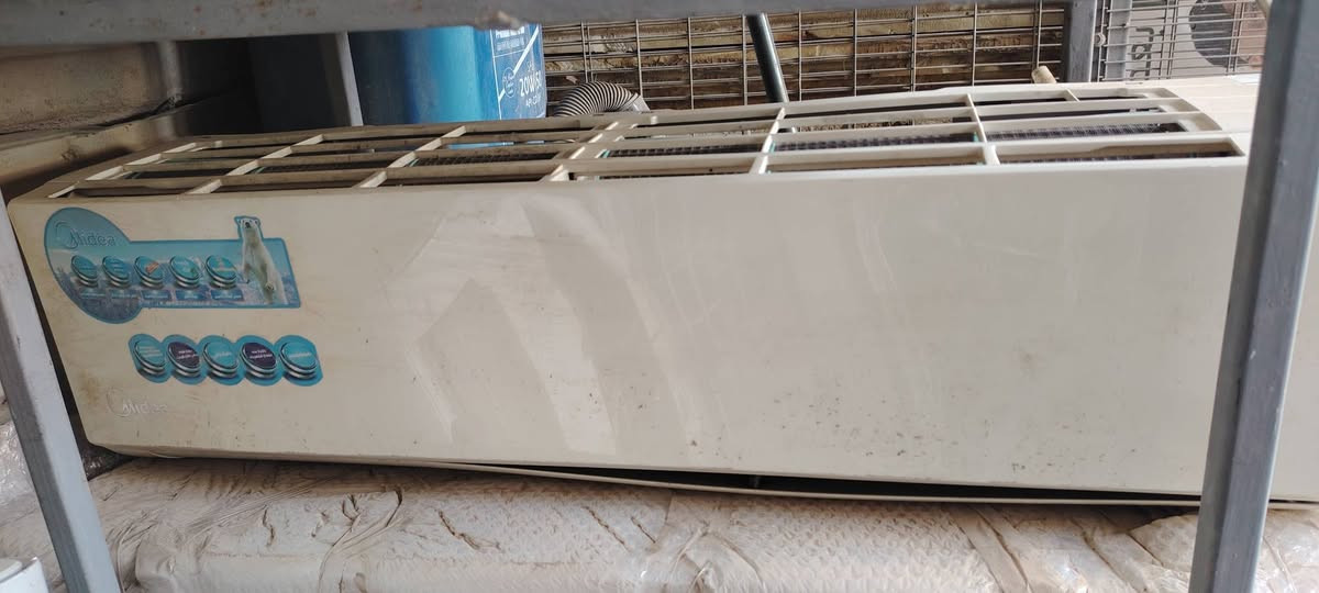 السلام عليكم
متوفر ٣ تباريد اثنين توسوت واحد ميديا
المواصفات كلهن غاز ٢٢ 
توسوت ١ طن ثنينهن واحد موديل ٢٠ وثاني ١٨
الميديا طن ونص
***********
***********
