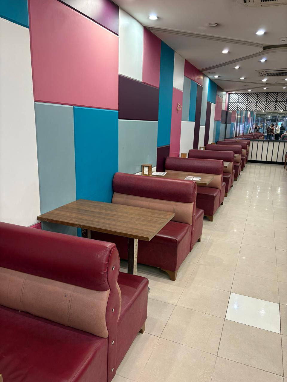 للبيع؛
طاولات دائرية عدد ٨ مع كراسي عدد ٣٢
طاولات مستطيلة عدد ٧ مع قنفات عدد ٨
مستعملة صناعة تركية في حالة جيد جداً
يصلح للمطاعم وكافيهات ما متواجد على الفيس
للاستفسار إتصال على ***********
