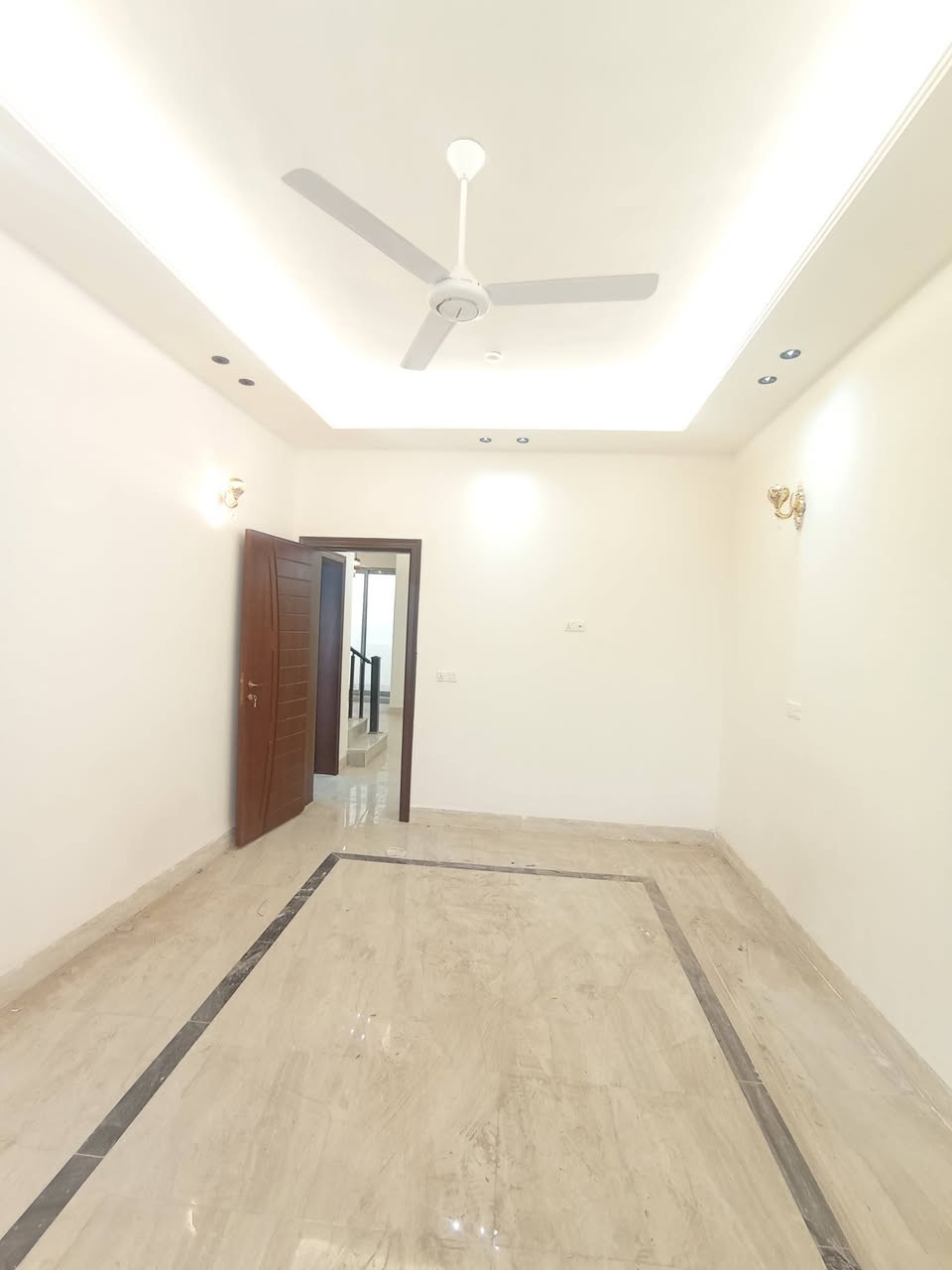 دار للبيــــــع بناء حديث حله نادر الأولى قريب جدا على الشارع الخدمي 

المساحــــــة  200 متر طابو زراعي سند 25 

مــــــحتويات الـــــــدار طابقين بناء حديث درجة أولئ
     
الطابــــــــــــــق الأرضـــــــــــــي

غرفتين نـــــــوم وصاله وكليدور ومطبخ حار وبارد ومجمع صحيات داخلي وخارجي وكراج سياره 

الطابــــــــــــــق الثانــــــــــــــــي

ثلاث نـــــــوم وكليدور ومجمع صحيات 

لـــلاســــتـــفـــســـار
 ***********
***********
مراجعة مكتب سومر للعقار نادر الاولى على الشارع الخدمي قرب حسينيه حنتوش
