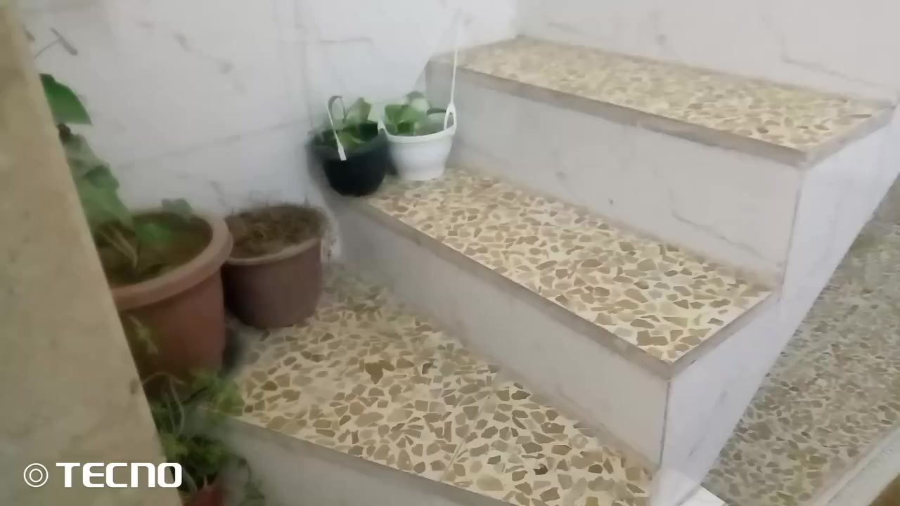 دار معروض للبيع قطاع السادس بناء حديد طابق ونص 
***********
