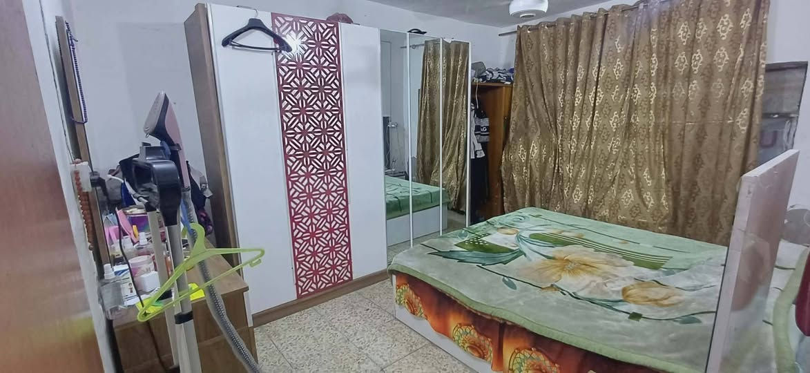 السلام عليكم
طابو صرف المساحة ١٤٤م سند مستقل الواجهة ٩ طابق ونصف ٣غرف نوم العنوان نهاية شارع المعهد قريب على مدرسة السلام 
السعر ١٣٠ مليون وفيه مجال 
للاتصال ***********
علي نعيس القريشي للعقار 
ملاحظه/ الموقع جدا مميز اضافة الى البناء قديم
