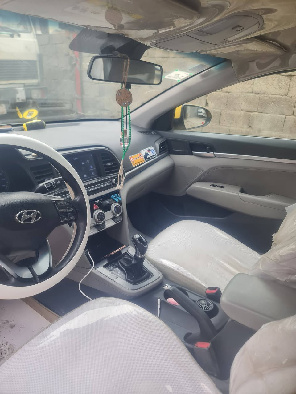 السلام عليكم من رخصة الادمن 
سياره الانترا ٢٠١٩ رقم بغداد تحويل ثاني يوم حادثة جاملغ خلفي عكس السايق محرك ٢٠٠٠ دوش كير اي تي المرغوب السياره خير من الله السعر ١٣٠ وبيه مجال حك الجيه ***********
