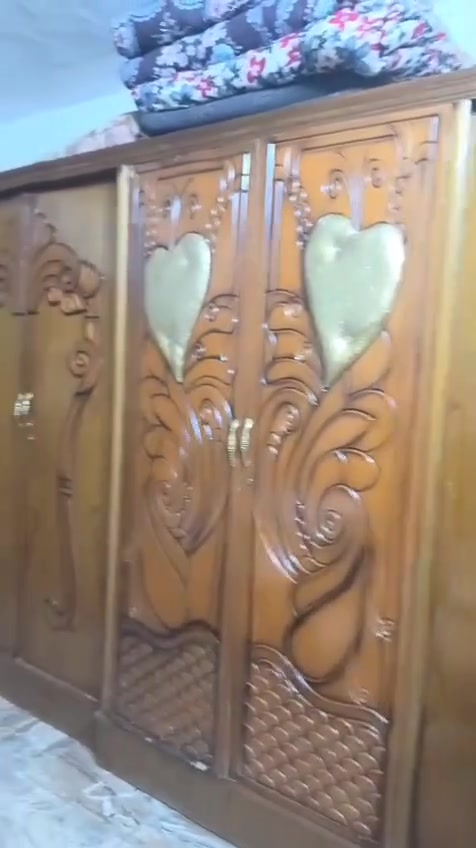 سلام عليكم غرفة اخشاب كامله مابيه نقص للبيع سعر ٢٠٠ وبي مجال المكان جميله قرب سوك الرضوي للإستفسار الرقم ***********
