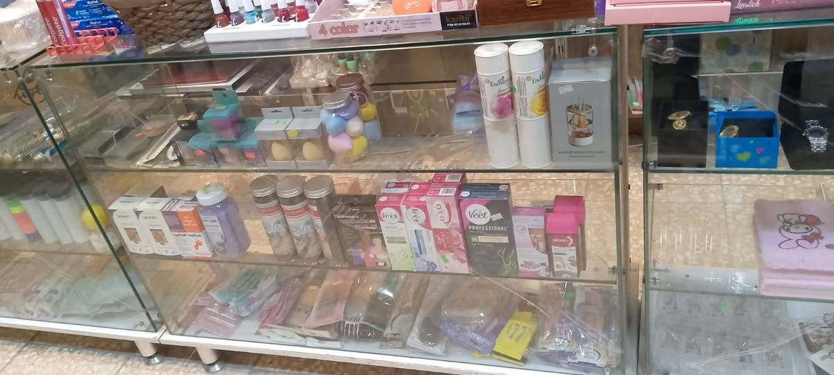 فاترينا عدد 5 قياسهم متر وعشرين تقريبا وجام (رفوف) 
شارع فلسطين
 
***********
