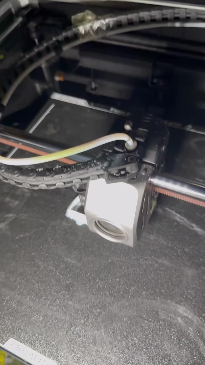 للبيع
السلام عليكم طابعة k1max
٦٠٠ مع توصيل
الجديدة ب بمليون و٢٠٠
تطبع بشكل ممتاز وسريعة بس بيها خلل بسيط  
مرات الطبعات ما تطبعها يطلع خلل 
وما عندي مجال ابحوش بيها يعني تاخذها وتحل الخلل
صورة الخلل باخر صورة
توصيل متوفر


**إذا كنت صاحب هذا الإعلان وتريد حذفه لأي سبب، رجاءا أرسل رسالة إلى الدعم الفني**