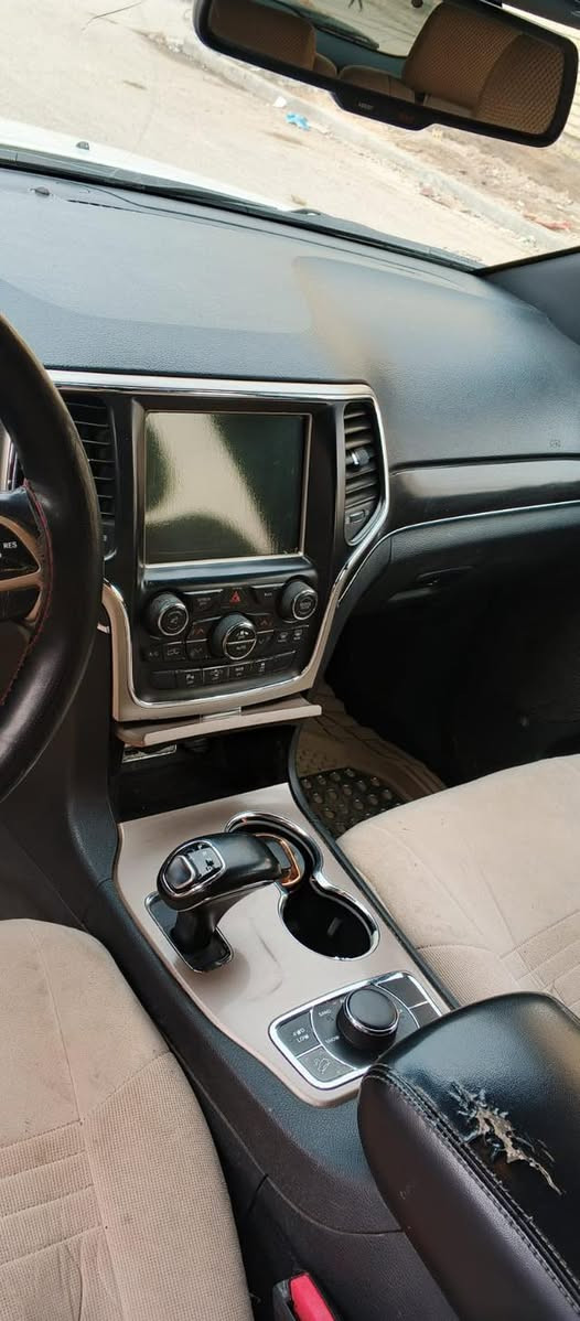 السلام عليكم اخوان
 جيب لاريدو 2015 السيارة جديدة فول لمتد مال جني جاهزة السيارة اي نقص ما بيها 
وارد امريكي حادثها فقط جاملغ امامي مبدل ومصبوغ يعني خوارج فقط مابيها دواخل رايدها 185 وبيها مجال 
***********
