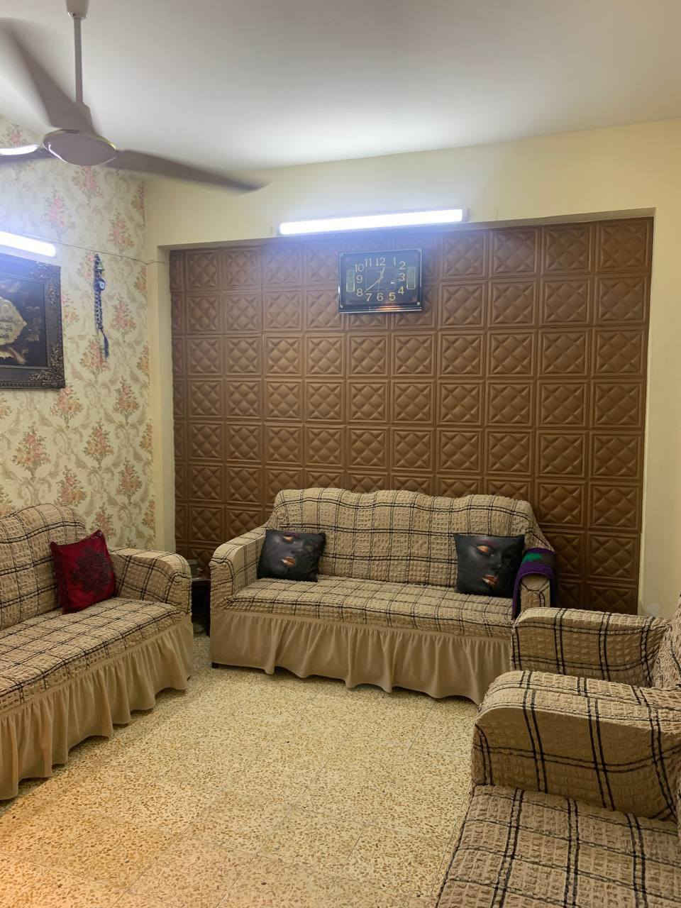 السلام عليكم شقه لبيع تحتوي على غرفتين نوم وستقبال بكد الغرفه ومطبخ وصحيات موقع حلو الشعله قرب المصرف او سوك الساحه ومستشفى الشعله ومدارس قريبه بصف جمله قيس الطيب كلش حلوه ومرتبه  س ١٥   رقم الهاتف ***********
