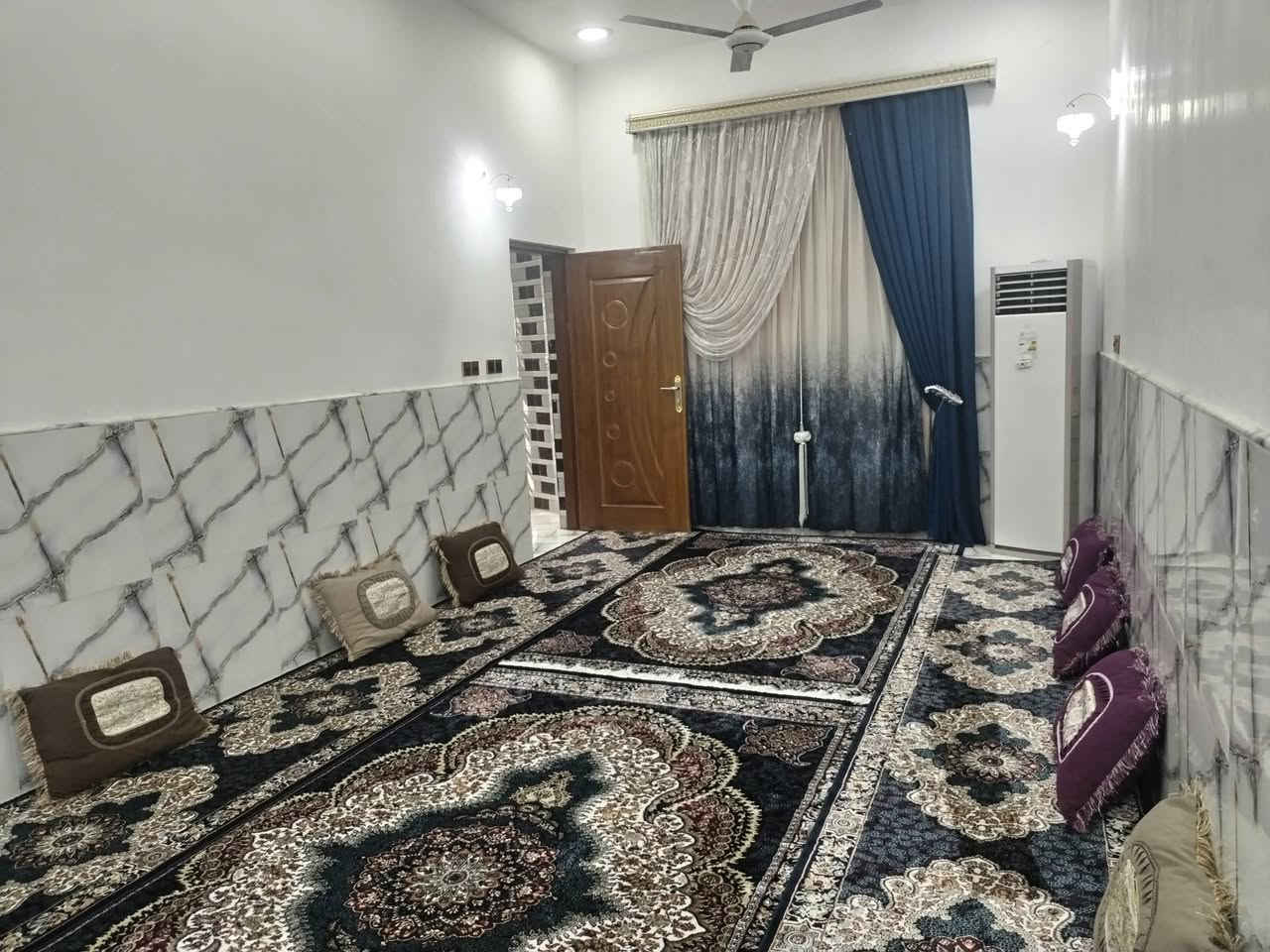 السلام عليكم...
بيت_للبيع في حي الكرامة، نهاية شارع العيادة إلى بحي التضحية،  
#تفاصيل البيت.. 
- مساحة البيت: 200م طابو صرف... 
- طابق واحد بناء حديث درجة أولى..
- يتكون من: غرفتين، صالة كبيرة، صالة صغيرة، ديوانية كبيرة، مطبخ حار وبارد، صحيات داخلية وخارجية، مناور اثنين، كراج، السطح شتايكر.. 
- البيت صب. 
- شارع البيت: 10م
- جميع الخدمات متوفرة: ماء، كهرباء، مجاري، اسواق، مدارس.
#السعر: 180 مليون
#مطلوب: 18 مليون للإسكان.... 
#للتواصل: خاص أو اتصال على الرقم *********** (يتوفر واتسات)
