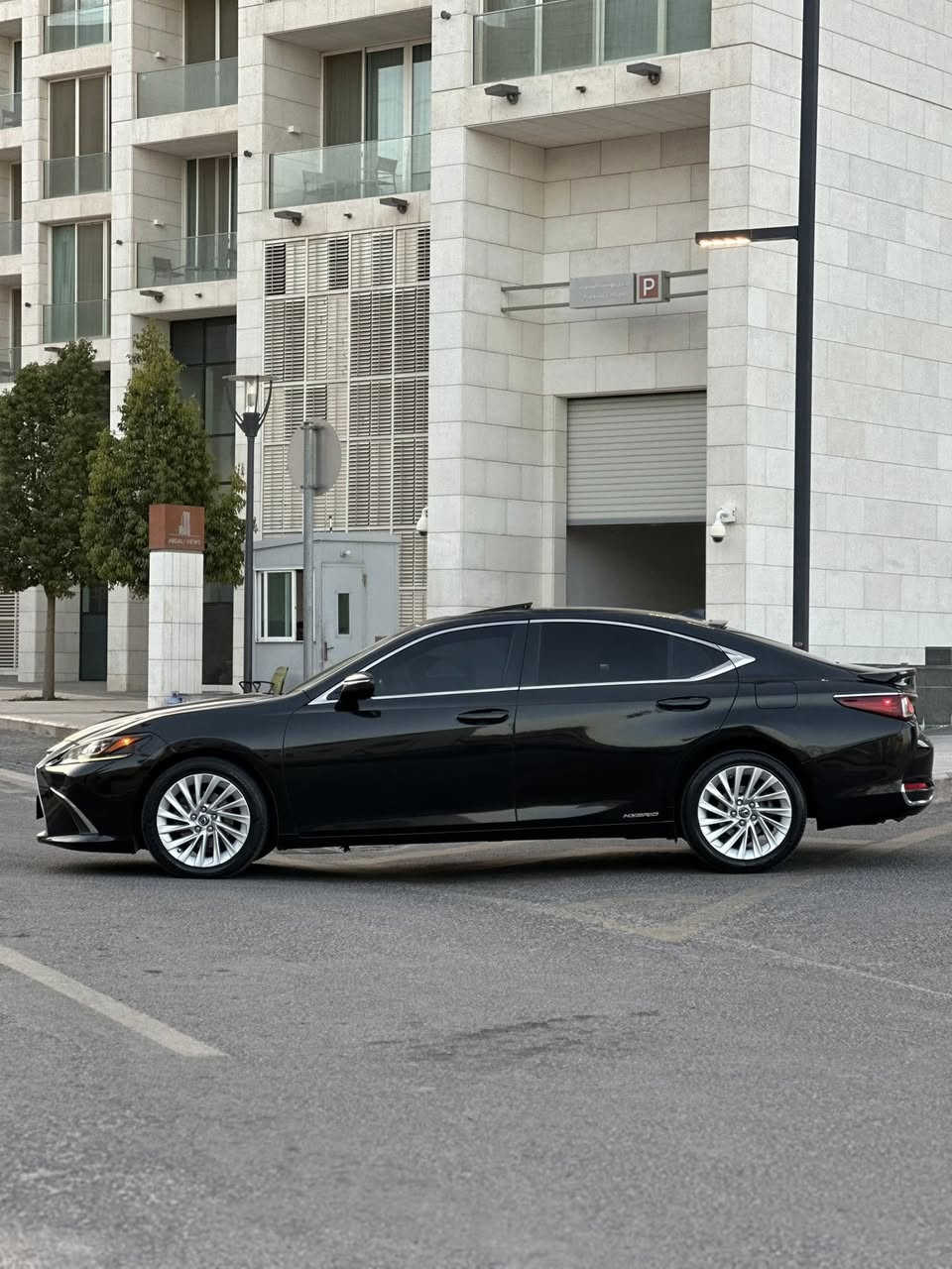 وارد الشركة المركزية – أعلى صنف
Lexus ES300h Hybrid – لكزس هايبرد

موديل 2019

لون أسود ملوكي مميز – فخامة وهيبة حضور

الفحص: 3 جيد

ضربة امام العجل غير موثره 

بدون ملاحظات بودي 

📍 وارد الشركة المركزية

⸻

⚙️ المواصفات الميكانيكية

• محرك 2500 CC هايبرد

• سعة 2.5 لتر – 4 اسطوانات

• قوة 215 حصان

• ناقل حركة E-CVT أوتوماتيك

• أوضاع القيادة (Eco – Normal – Sport – Snow)

⸻

🛡️ أنظمة الأمان

• 9 وسائد هوائية (أمامية – جانبية – خلفية)

• نظام فرامل ABS + دعم المكابح

• نظام الثبات الإلكتروني

• نظام المساعدة في المرتفعات

• مراقبة ضغط الإطارات

• نقطة عمياء

• حساسات أمامية وخلفية

• كاميرا خلفية

• مثبت سرعة + مثبت سرعة ذكي

• نظام حماية من السرقة

• نظام تثبيت مقاعد الأطفال

⸻

👑 الفخامة الداخلية

• مقاعد جلد فاخرة

• مقاعد كهربائية مع ميموري

• تدفئة + تبريد للمقاعد

مع مساج مقاعد

• مقود مدفأ جلد وخشب

• مقصورة تطعيم خشب فاخر

• ستارة / برادي خلفية كهربائية

• مكيف متعدد المناطق

• فتحات خلفية

• فتحة سقف إمالة وانزلاق

• دخول ذكي + تشغيل بصمة

• مسّاحات مطر أوتوماتيك

• إضاءة ترحيب

⸻

📺 التكنولوجيا والترفيه

• شاشة 12.3 إنش رئيسية

• شاشة 8 إنش معلومات

• ماوس تحكم بالشاشة

• نظام ملاحة

• Apple CarPlay + Android Auto

• بلوتوث + USB

• 10 سماعات صوت

• تحكم كامل من المقود

⸻

✨ الإضافات الخارجية

• جنوط 18 مميزة

• إنارة أمامية LED

• أنوار نهارية

• أضوية ضباب

• دعاسات جانبية

⸻

🔥 وارد الشركة المركزية يعني فرق كبير…

اللي بدو أعلى صنف فعلي ومواصفات كاملة يتواصل مباشرة

السعر : 23,800

الموقع : عمان - شفا بدران 

للتواصل : 0785965999


**إذا كنت صاحب هذا الإعلان وتريد حذفه لأي سبب، رجاءا أرسل رسالة إلى الدعم الفني**