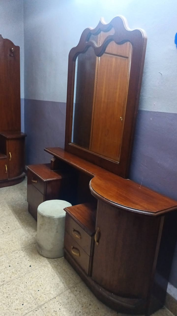 سلام عليكم غرفه نوم للبيع كنتور يحتوي على ملحق مع 6ابواب صاج خارج داخل نضيفه جدا مكاني كركوك تواصل ***********
