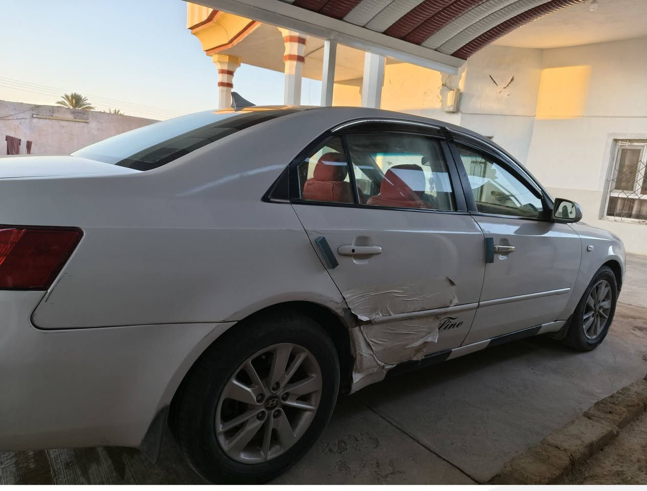 سوناتا ابيض صدفي موديل 2007 محركV6 امريكي (كندي) كير. محرك. تبريد. تدفئه. سياره جاهزه من كلشي نقصه لاستيك هوزن خلفي فقط. فتحة سقف ومواصفات. 
سياره مصبوغه عام جماليه وكفاله من الحادث والگصه حادثه من امريكا جاملغ امامي عكس سايق فقط ويمي باب خلفي بي شغله شبر مو اكثر موضح بالصوره. 
السعر $83وبيه مجال بسيط 
مكانه /الانبار /قضاء عنه 
***********تواصل واتساب
