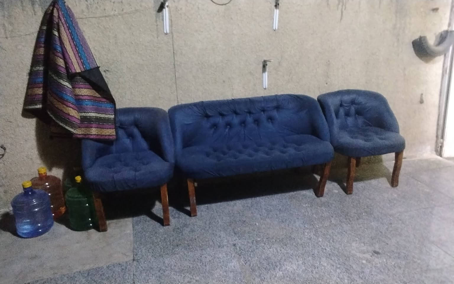 السلام عليكم عندي قنفه للبيع قنفه وكراسي ثنين ريدهن ب80وبيهن مجال لل75اارقم ***********
