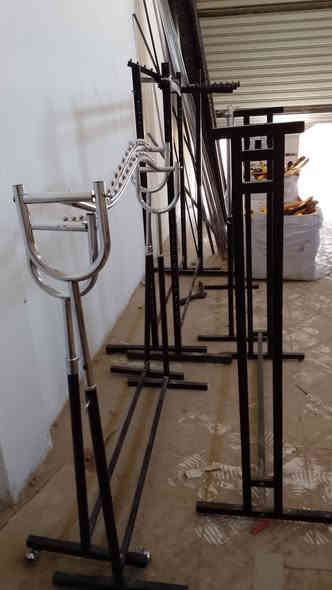 ابيع شلع 
بوري حديد نضافه ٩٥٪ مع المثبت بل حائط 
عارضه ملابس فول وسعر بلاش 
تعلاكه هم بلاش ٣بالف 
مصطره وتعاليكهه 
ابيع شلع 
***********
