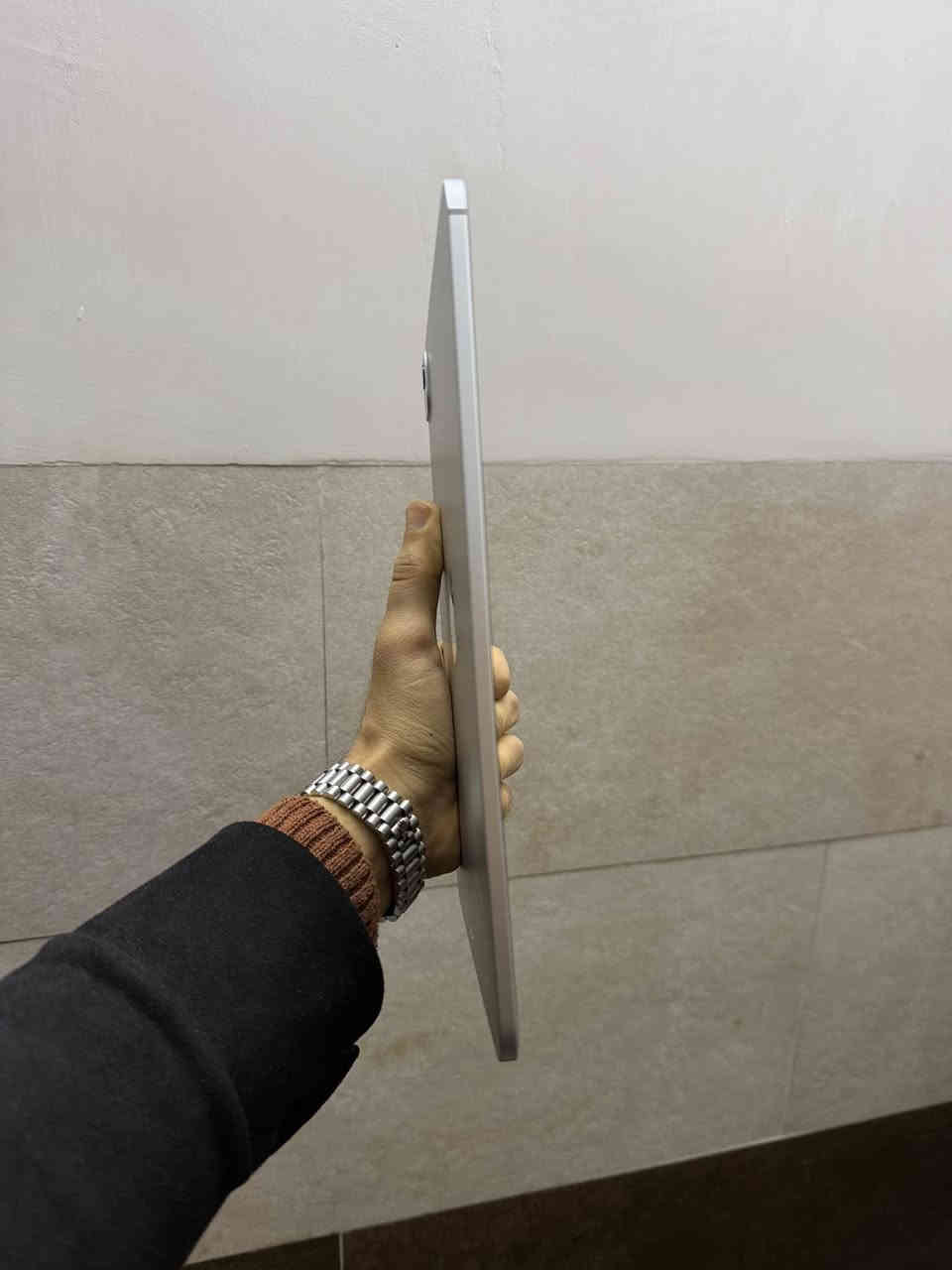 ايباد ١١ برو m5 ذاكرة ٢٥٦ لون سلفر ضمان برج العرب
نظافة ١٠٠٪؜ بطارية ١٠٠٪؜ مشحون ١٨ مرة 
غراض كاملة 
سعر مليون و٢٢٥ وبي مجال بسيط 
مكان : بغداد / دورة / صحة
تواصل : ***********
