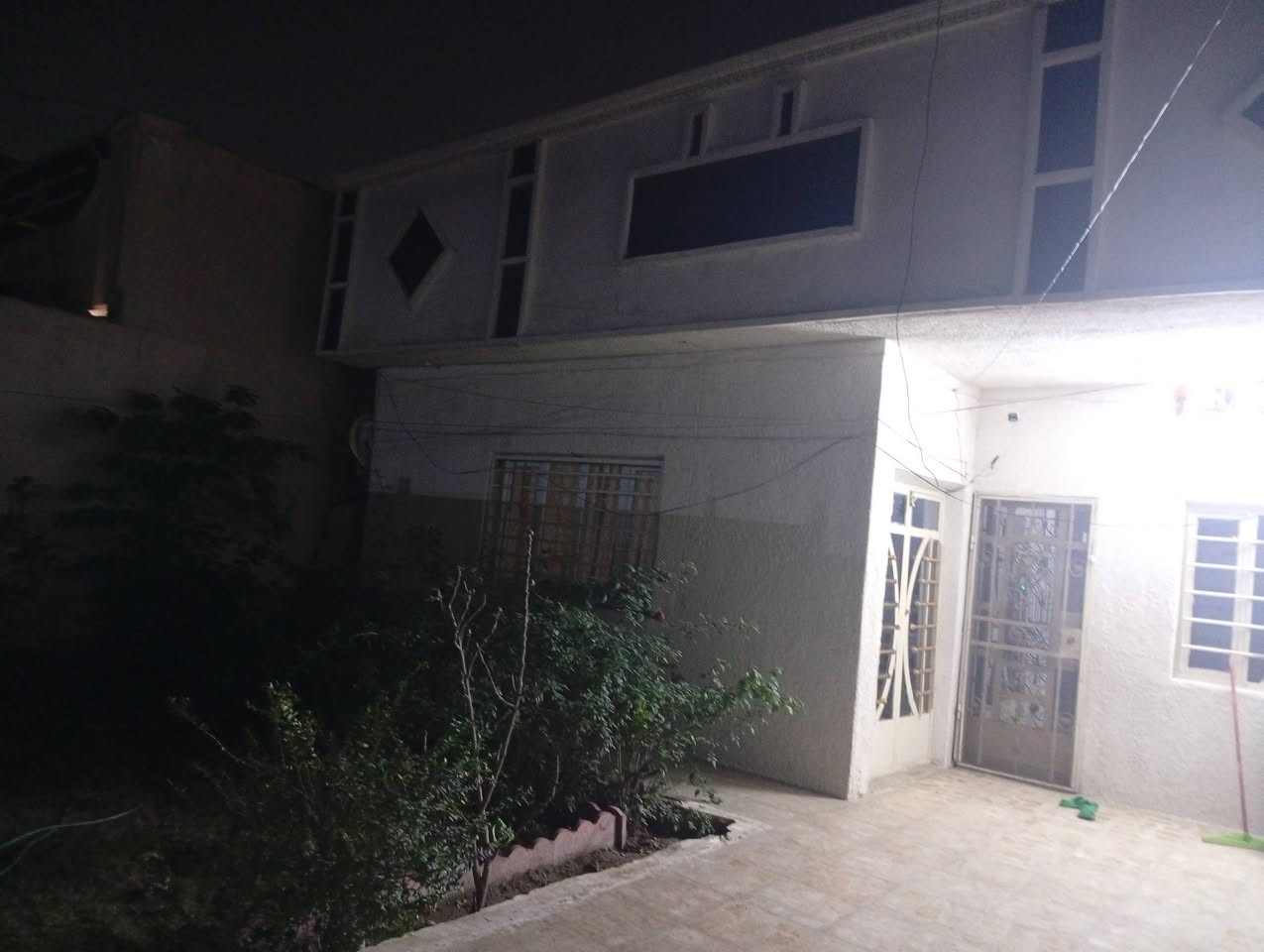 بيت للبيع مساحة ٢٠٠ متر واجهه ١٠ النزال ٢٠ امامه ساحه تشجير الموقع الامانه المربع البظهر معرض الصباح  قرب العاب جنة الكرخ السعر ٣٥٥ مليون هاتف ***********
