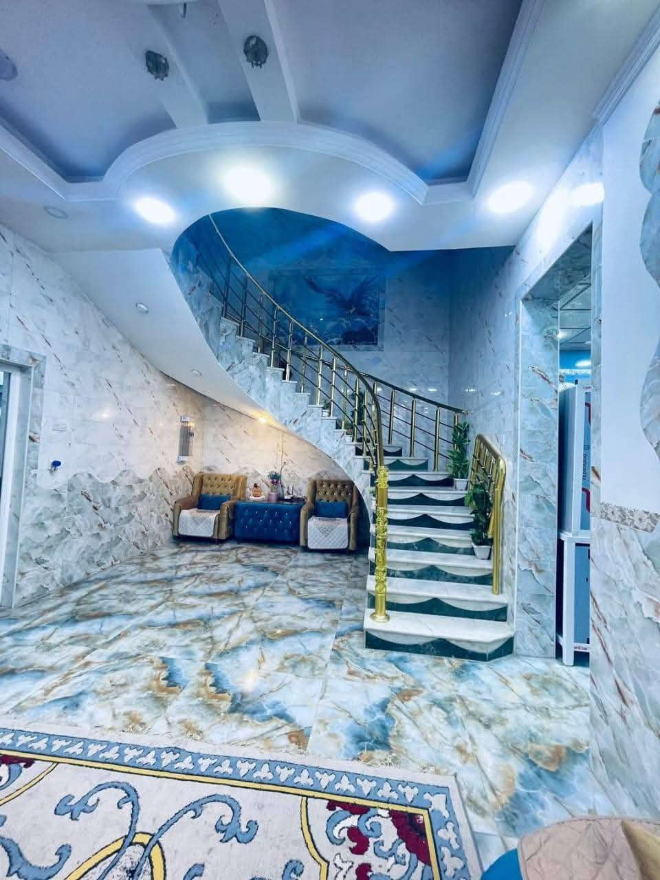 بيت للبيع مكان الحكم فرع صيدليه زمزم
طابقين الاول غرفه وصاله واستقبال وصحيات 
طابق الثاني 3اغرف وصاله وصحيات داخليه وخارجيه بناء حديث 
مساحه 145متر 
رقم واتساب ***********
