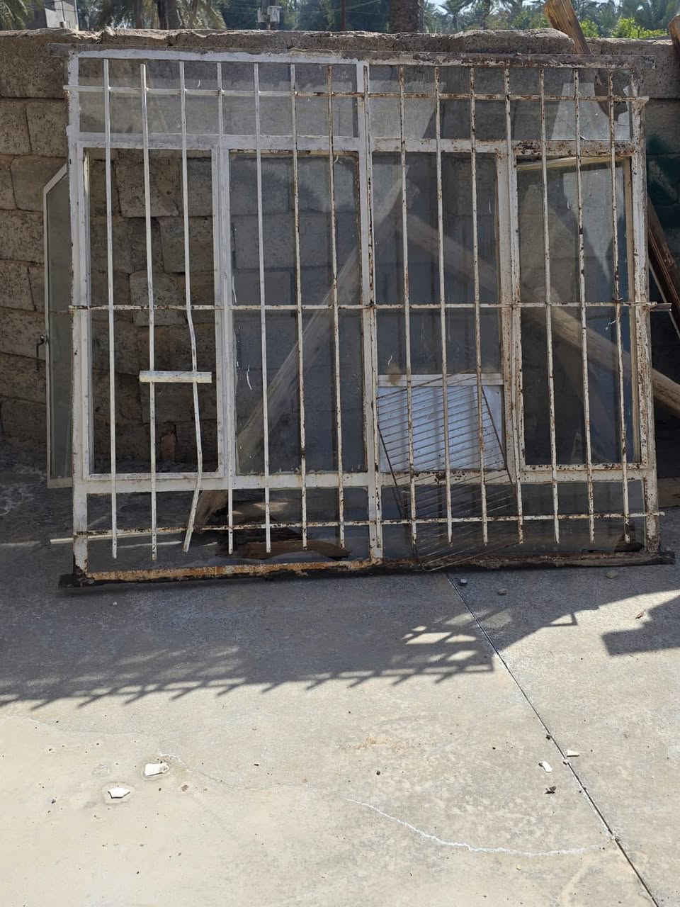 ابواب خشب عدد 5. شبابيك عدد3      ***********
