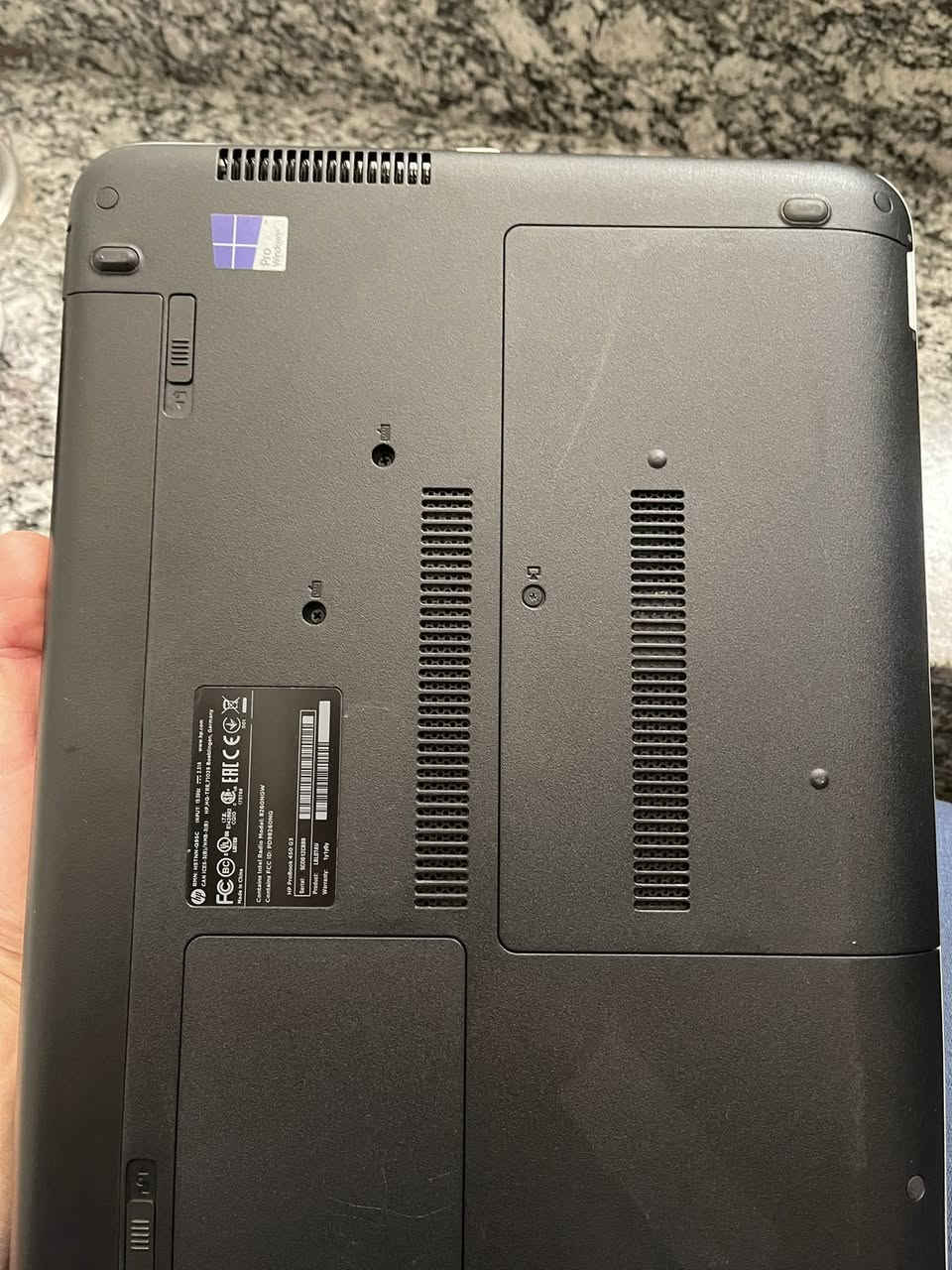 سلام عليكم للبيع: HP ProBook 450 G3 (إصدار شاشة لمس) بحالة الزيرو! 
​ لابتوب HP الجهاز شبه جديد (استخدام قليل جداً)، نظيف جداً جداً وخالي من أي عيوب أو شخوط.
​المواصفات
• ​المعالج: Intel Core i7-6500U (جيل سادس) قوي جداً للمهام الدراسية والعملية.
• ​الشاشة: تدعم اللمس (Touch Screen) بدقة ووضوح عالي.
• ​الذاكرة (RAM): 8GB DDR3.
• ​التخزين: SSD 256GB (سريع جداً في التشغيل وفتح البرامج).
• ​النظام: يعمل بنظام Windows 11 الأصلي (آخر تحديث).
• ​كارت الشاشة: Intel HD Graphics 520.
• ​المميزات الإضافية: 
• ​كيبورد مضيء (Backlit Keyboard) لمحبي العمل ليلاً.
• ​بصمة إصبع (Fingerprint) للأمان.
• ​كاميرا HD مع غطاء حماية.
• ​تصميم معدني 
​حالة الجهاز:
• ​استخدام خفيف جدا
• ​البطارية بحالة ممتازة.
• ​الجهاز سريع جداً في التصفح والبرامج المكتبية (Office) والطلاب.
​السعر: 350,000 دينار عراقي وبي مجال
المكان: بغداد حي الجامعه ومتوفر توصيل
📞 للتواصل : ***********
