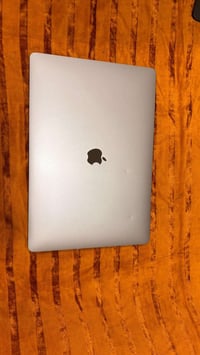 ماك بوك ٢٠١٩ لون سلفر (رصاصي)   i7  32gram   1tb   تشتغل بس معلكة السع...